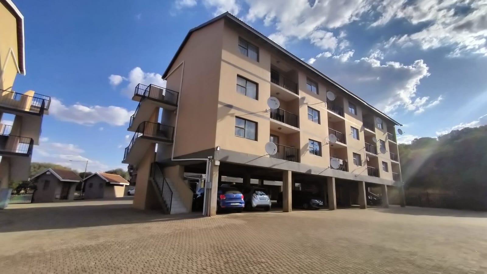 2 Bedroom Apartment / flat for sale in Generaal De Wet P24114608001