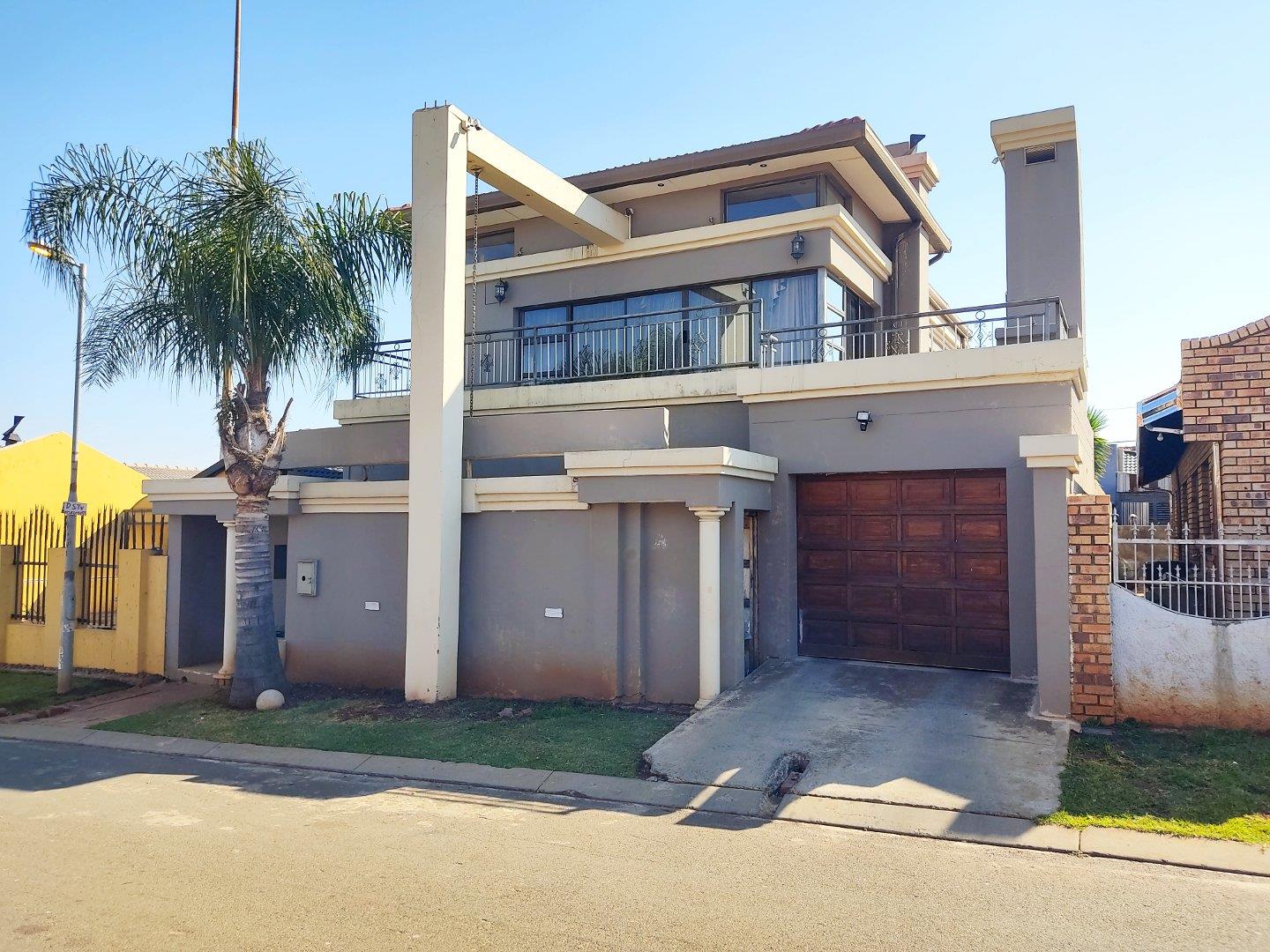 5 Bedroom House for sale in Protea North P24114609590