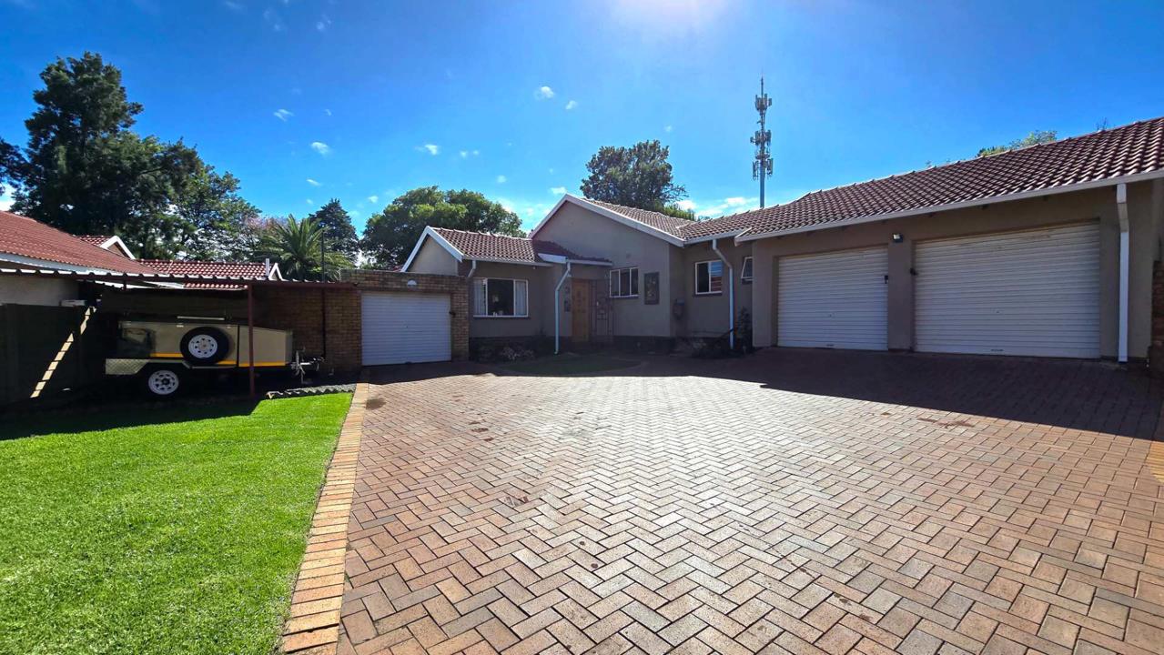 4 Bedroom House for sale in Brackenhurst P24114610520