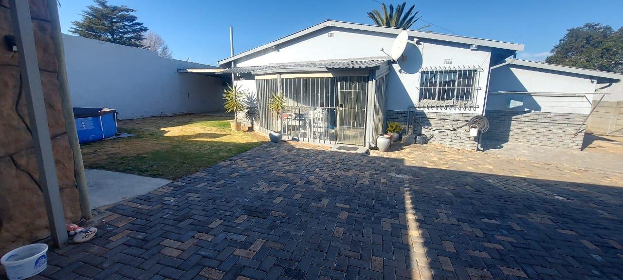 3 Bedroom House for sale in Witpoortjie P24114610637