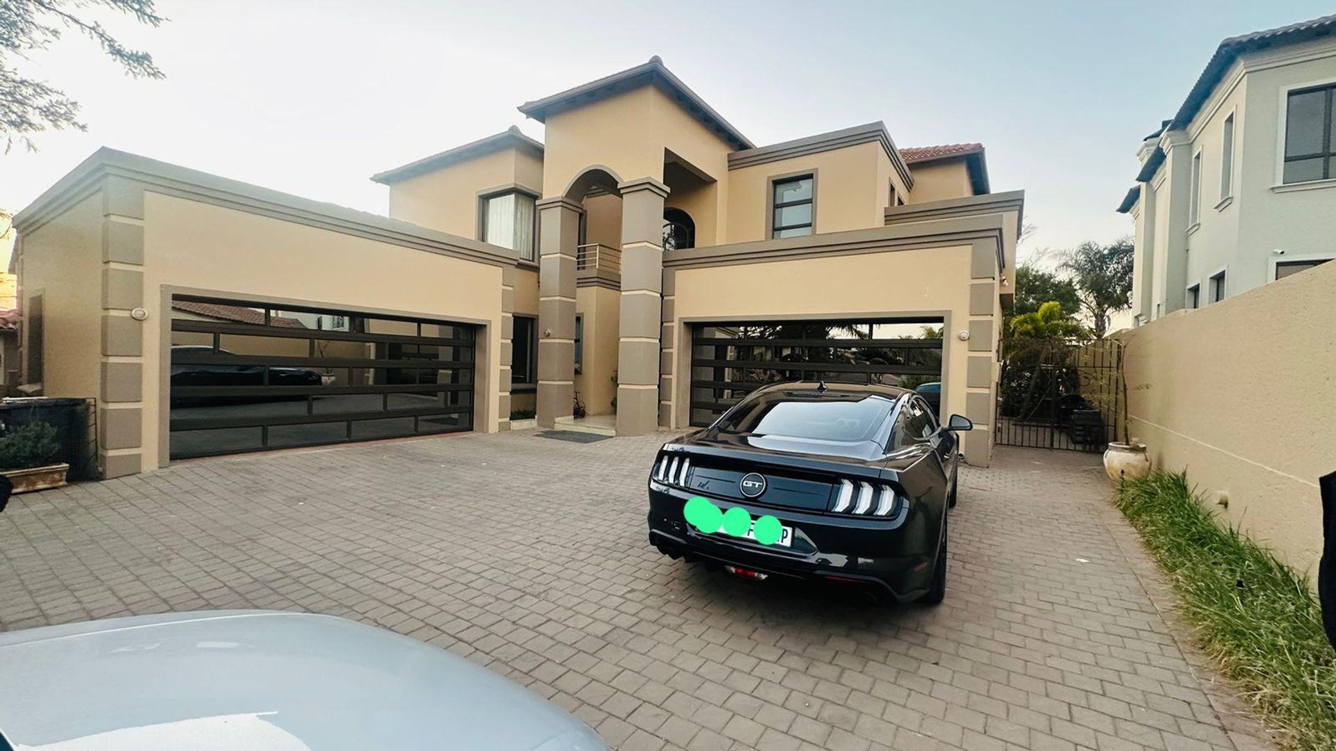 4 Bedroom House for sale in Blue Valley Golf Estate P24114611179