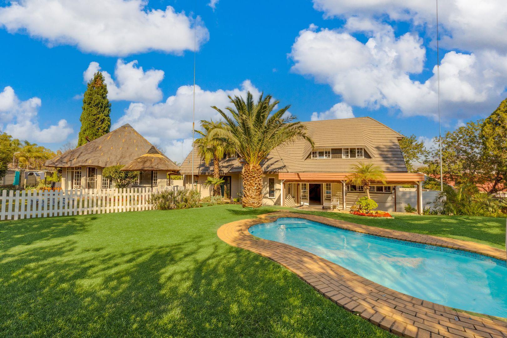 4 Bedroom House for sale in Sunninghill P24114612097