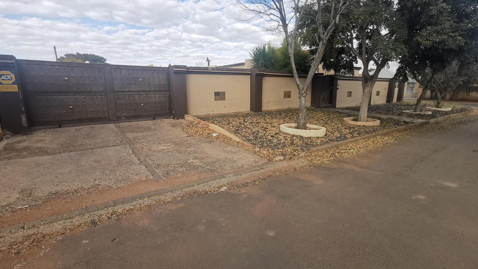2 Bedroom House for sale in Kimberley Central P24114615574