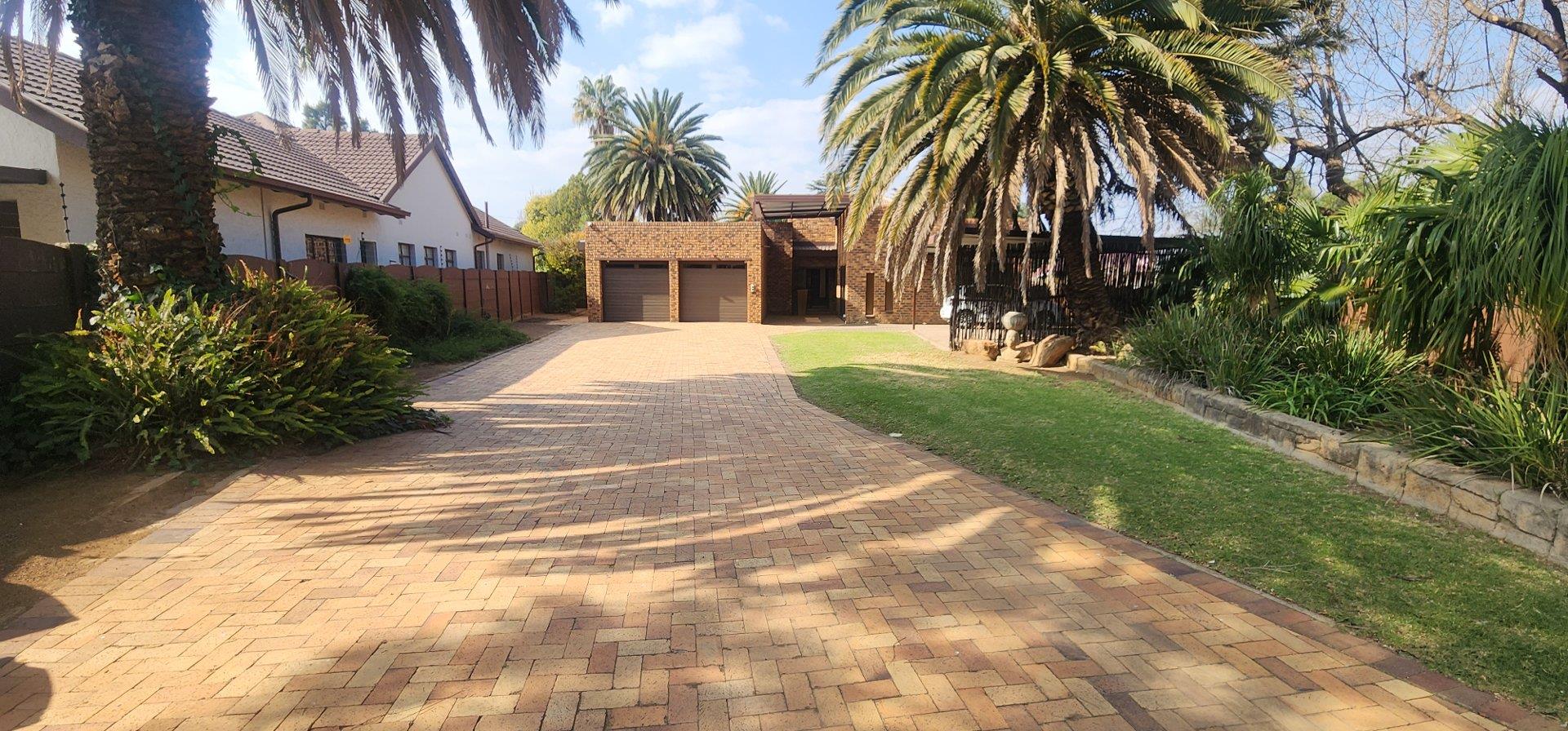 3 Bedroom House for sale in Brackendowns P24114619438
