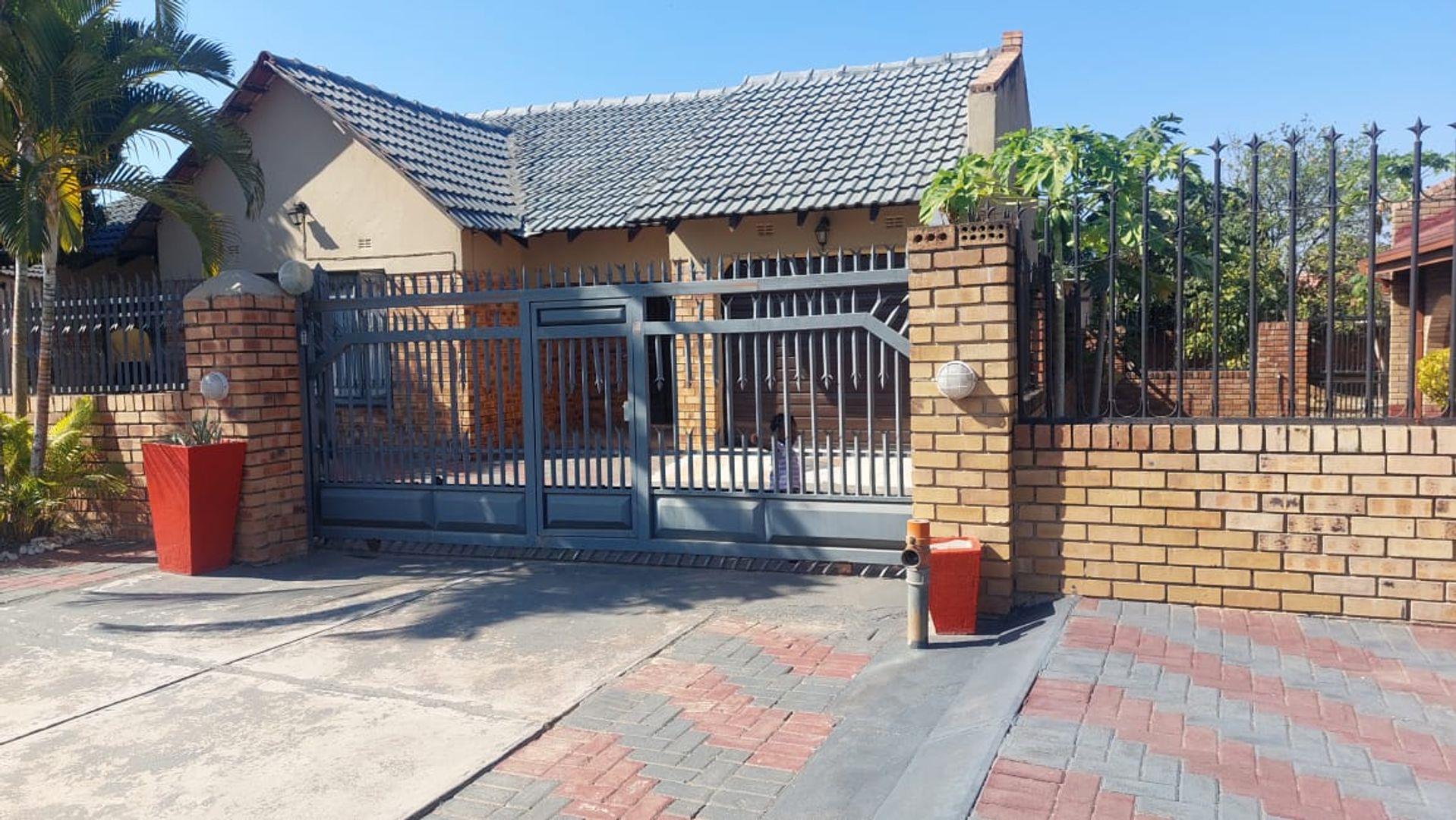 3 Bedroom House for sale in Nkowankowa P24114619888