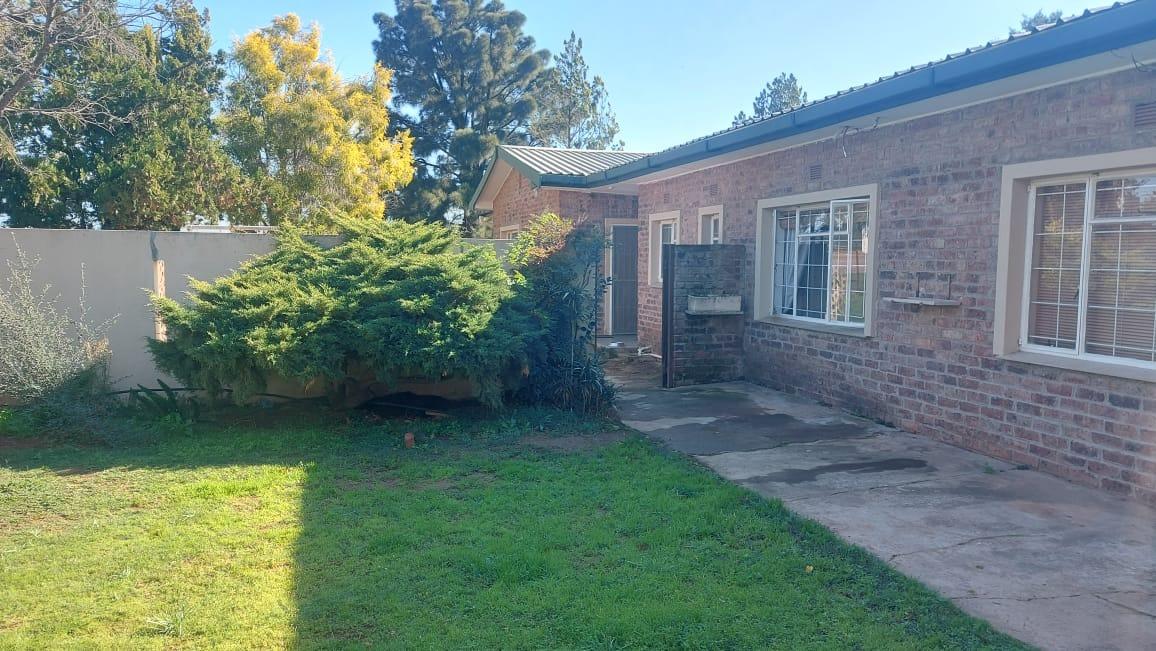 4 Bedroom House for sale in Ladismith 8 Towerkop Street P24114620596