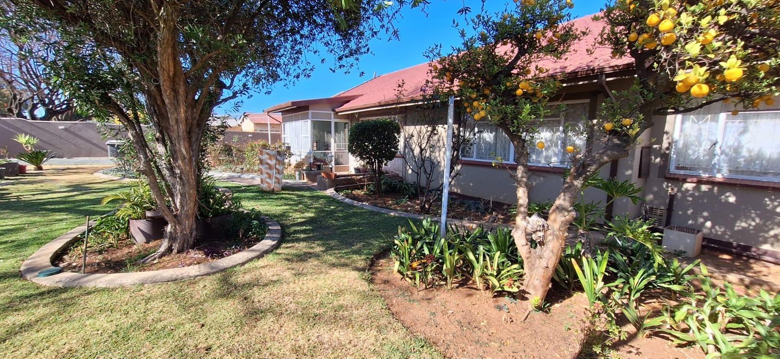 3 Bedroom House for sale in Witpoortjie P24114620748