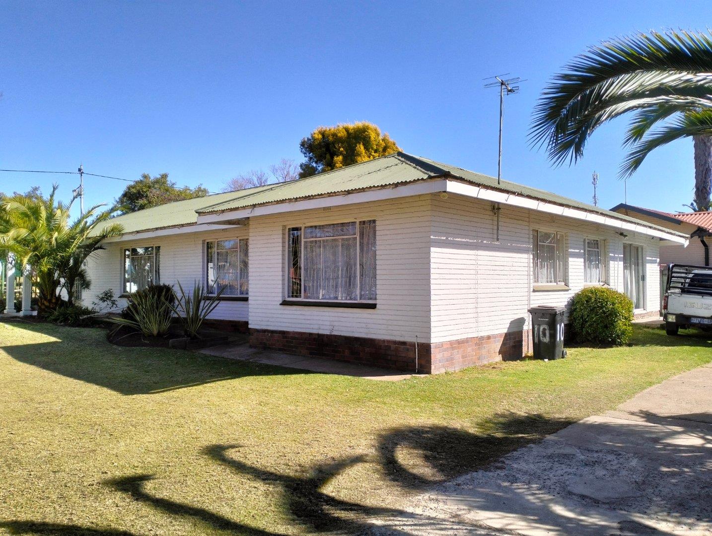 9 Bedroom House for sale in Dunnottar P24114624883