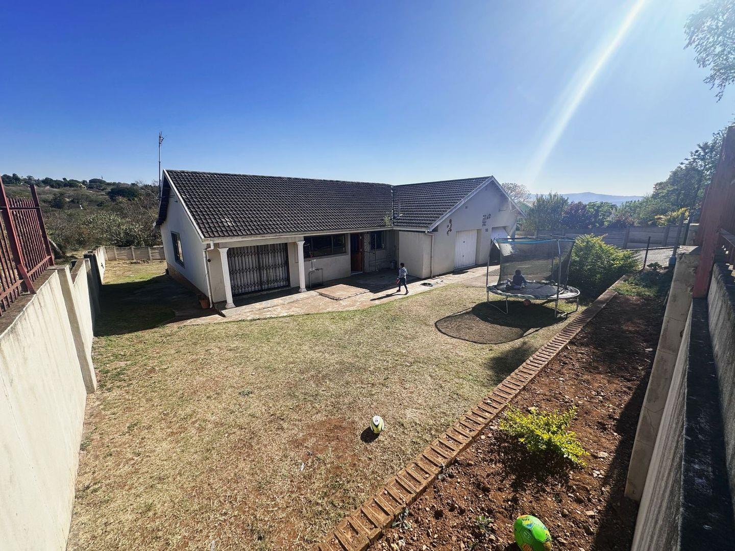 3 Bedroom House for sale in Bisley P24114578265