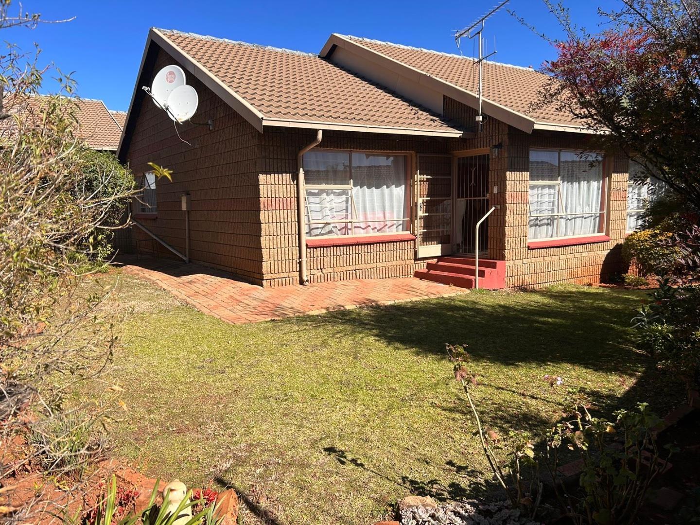 3 Bedroom House for sale in Roodepoort Lindhaven Roodepoort P24