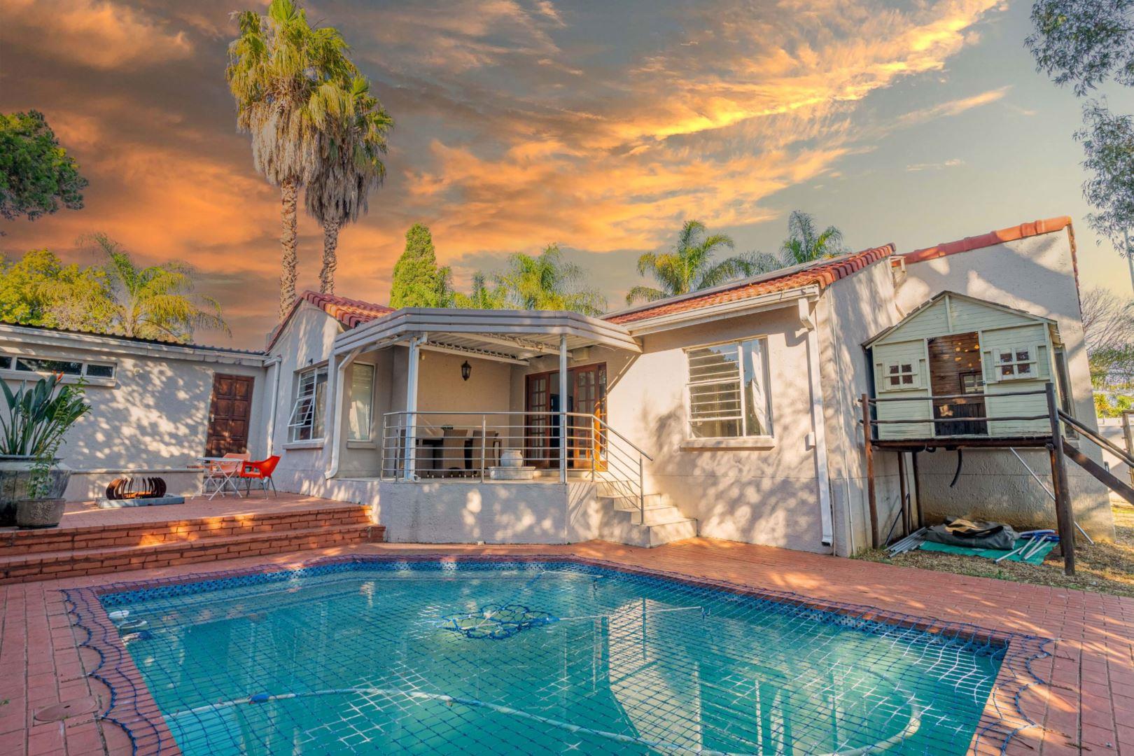 3 Bedroom Townhouse for sale in Sunninghill P24114628811