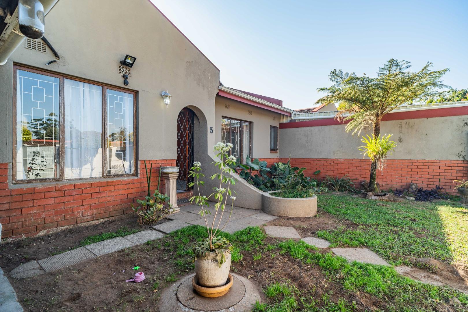 3 Bedroom Townhouse for sale in Sarnia P24114630839