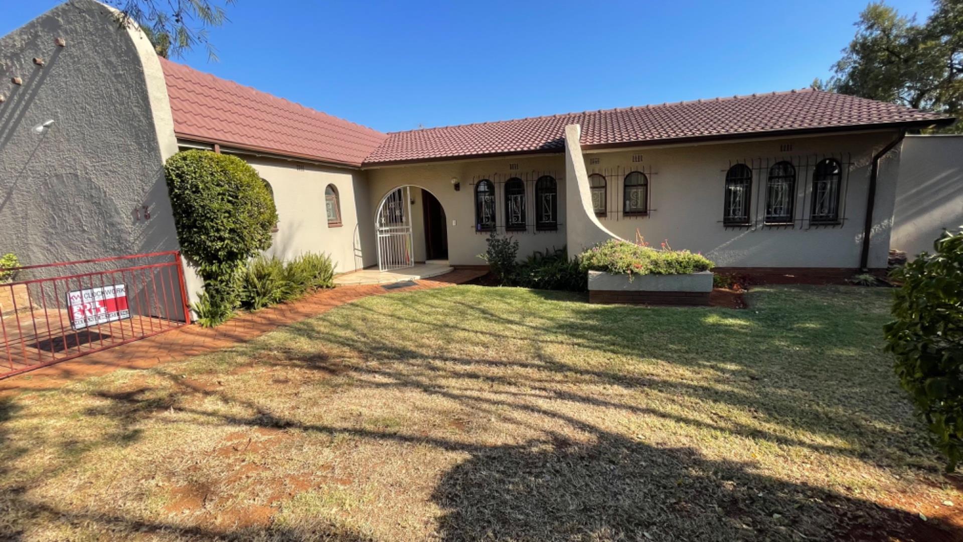 3 Bedroom House for sale in Krugersrus P24114631012