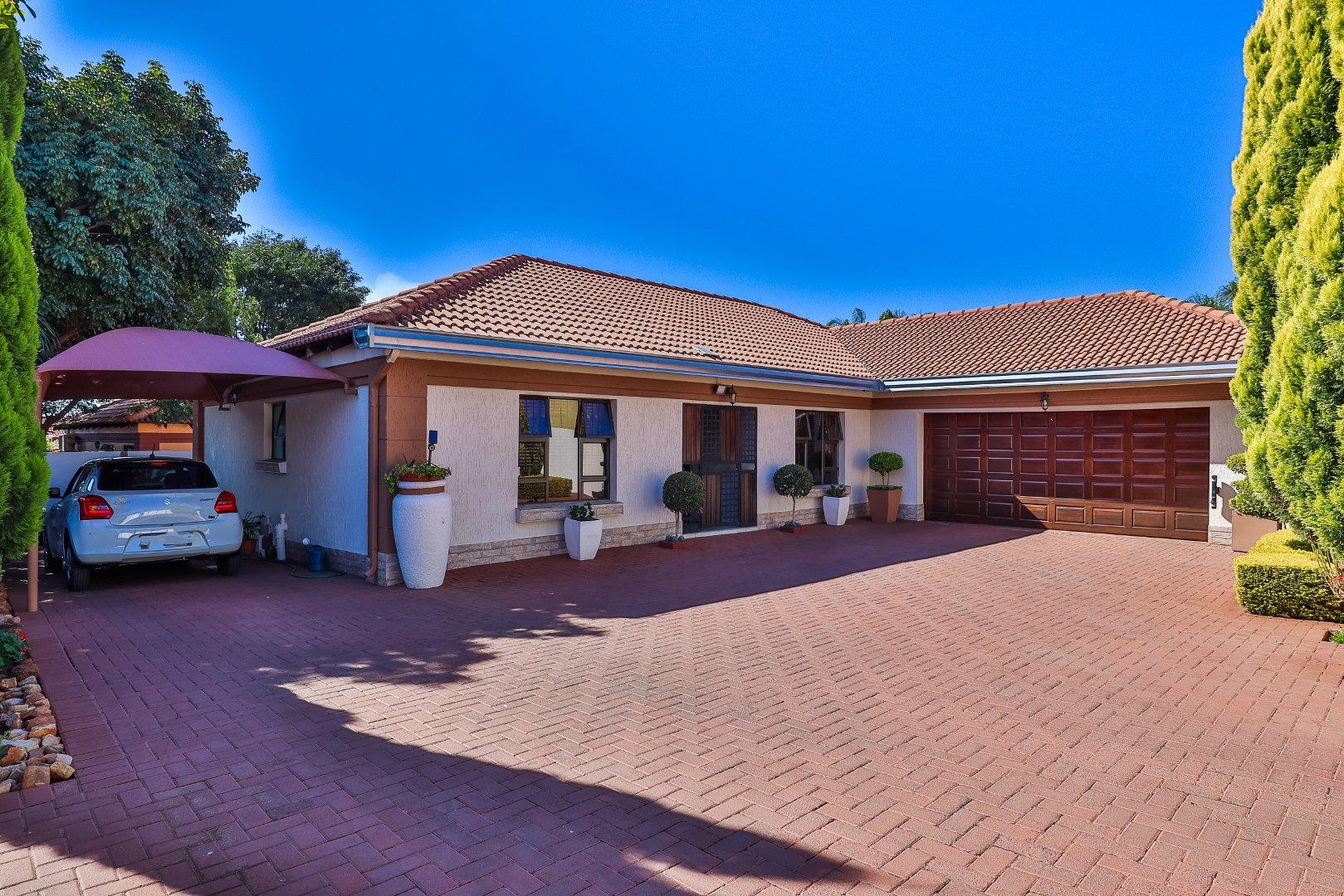 3 Bedroom House for sale in Heatherview P24114539504