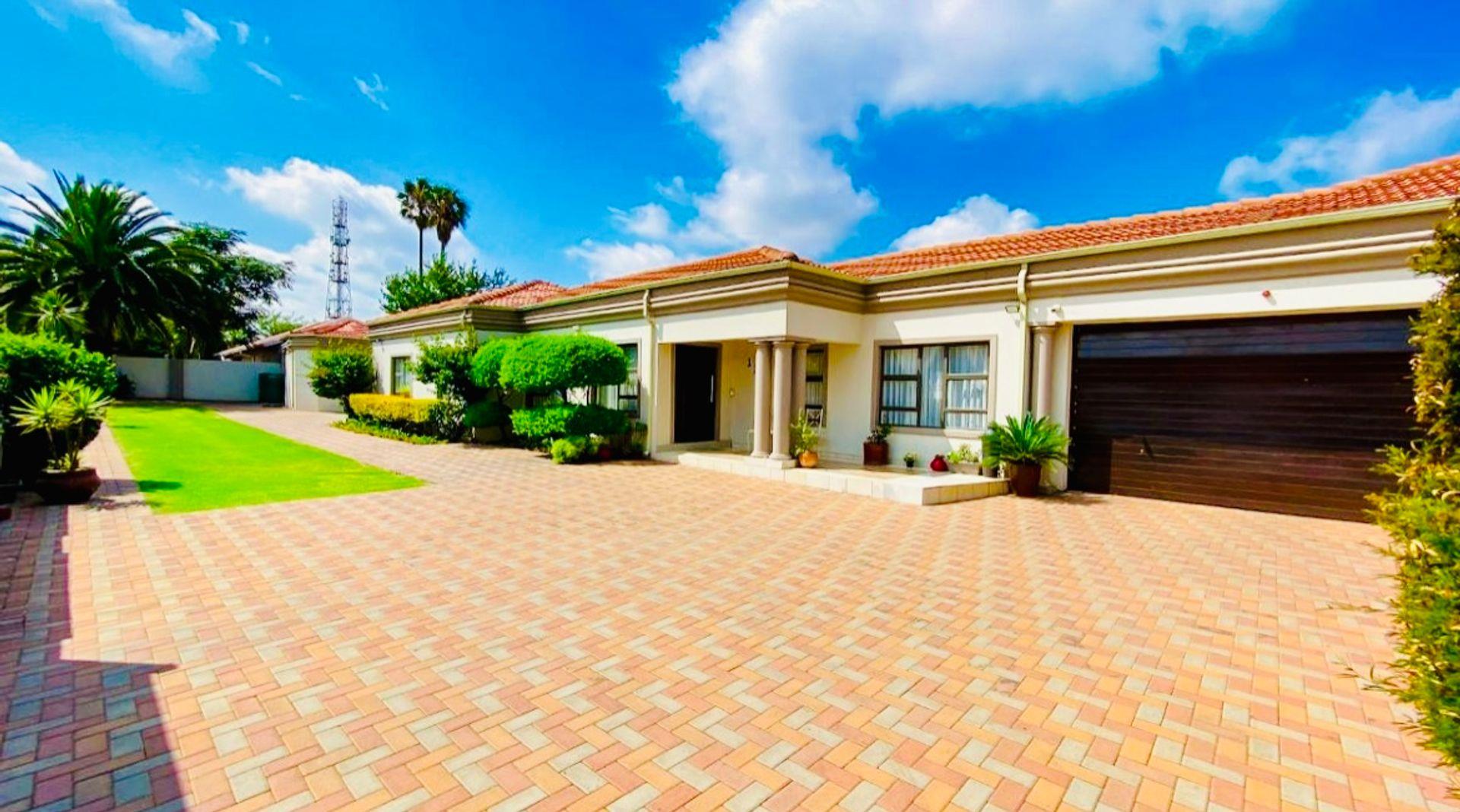 5 Bedroom House for sale in Leondale P24114632399