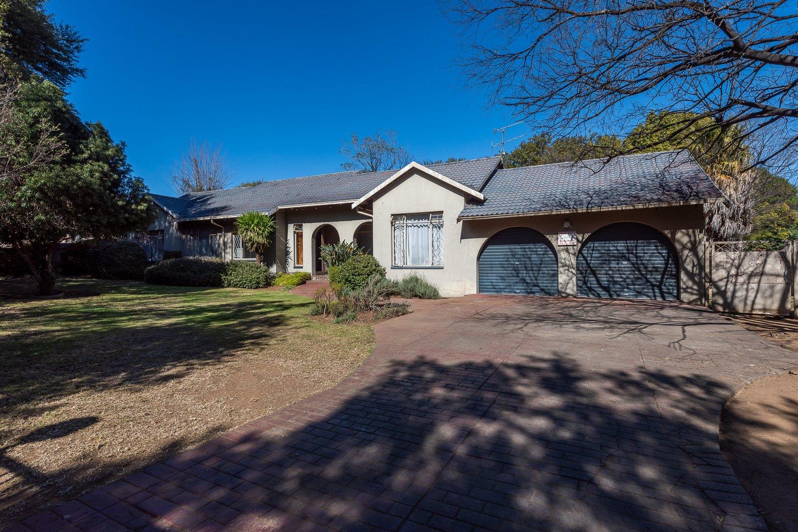 4 Bedroom House for sale in Brackenhurst P24114633514