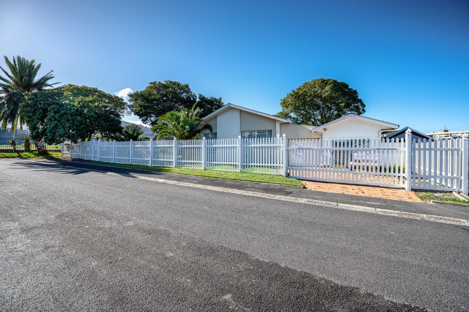 4 Bedroom House for sale in Parow North P24114633519