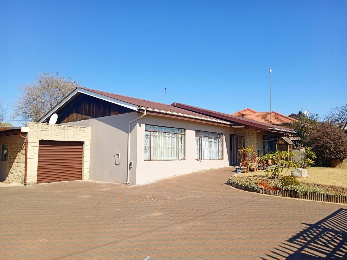 3 Bedroom House for sale in Tulisa Park P24114633776