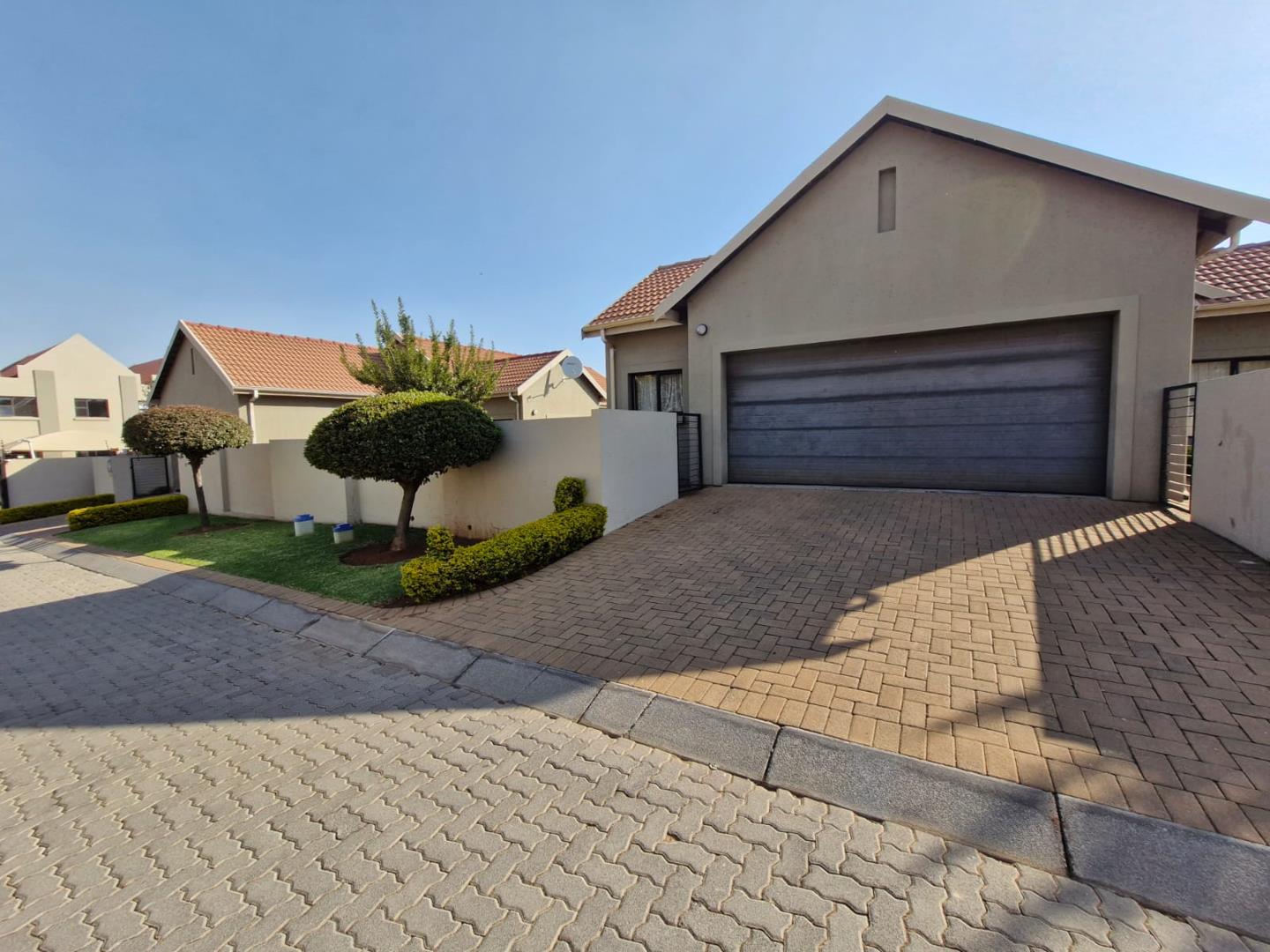 3 Bedroom Townhouse to rent in Lakefield P24114636679