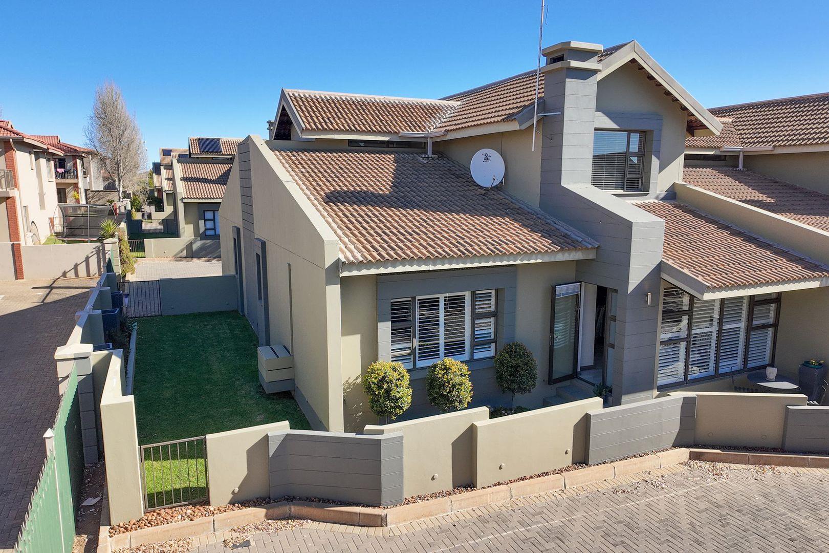 3 Bedroom Townhouse for sale in Woodland Hills Wildlife Estate P24