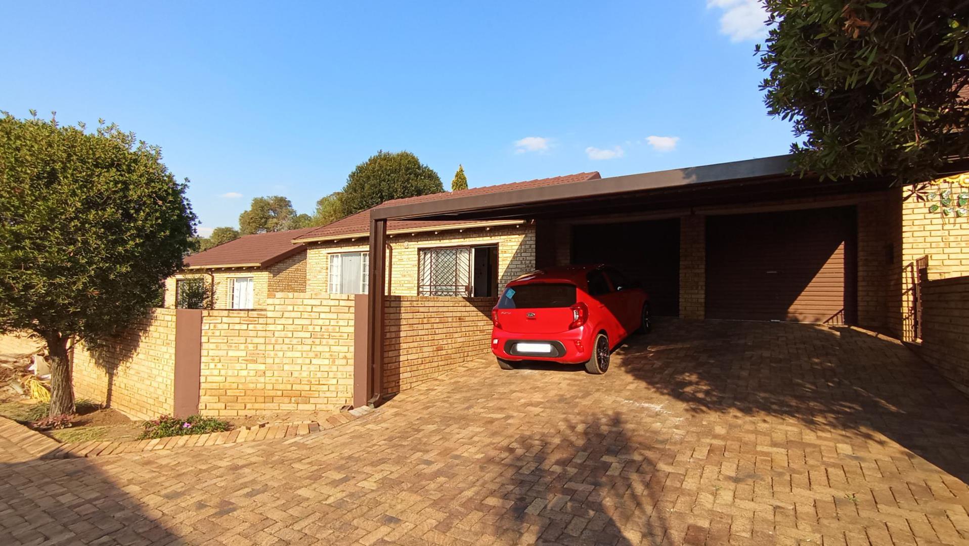 2 Bedroom Townhouse for sale in Honeydew Ridge P24114637043