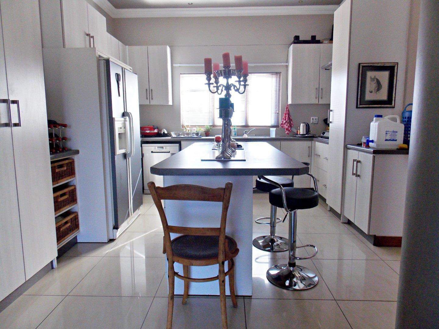 4 Bedroom Townhouse for sale in Three Rivers East P24114639138