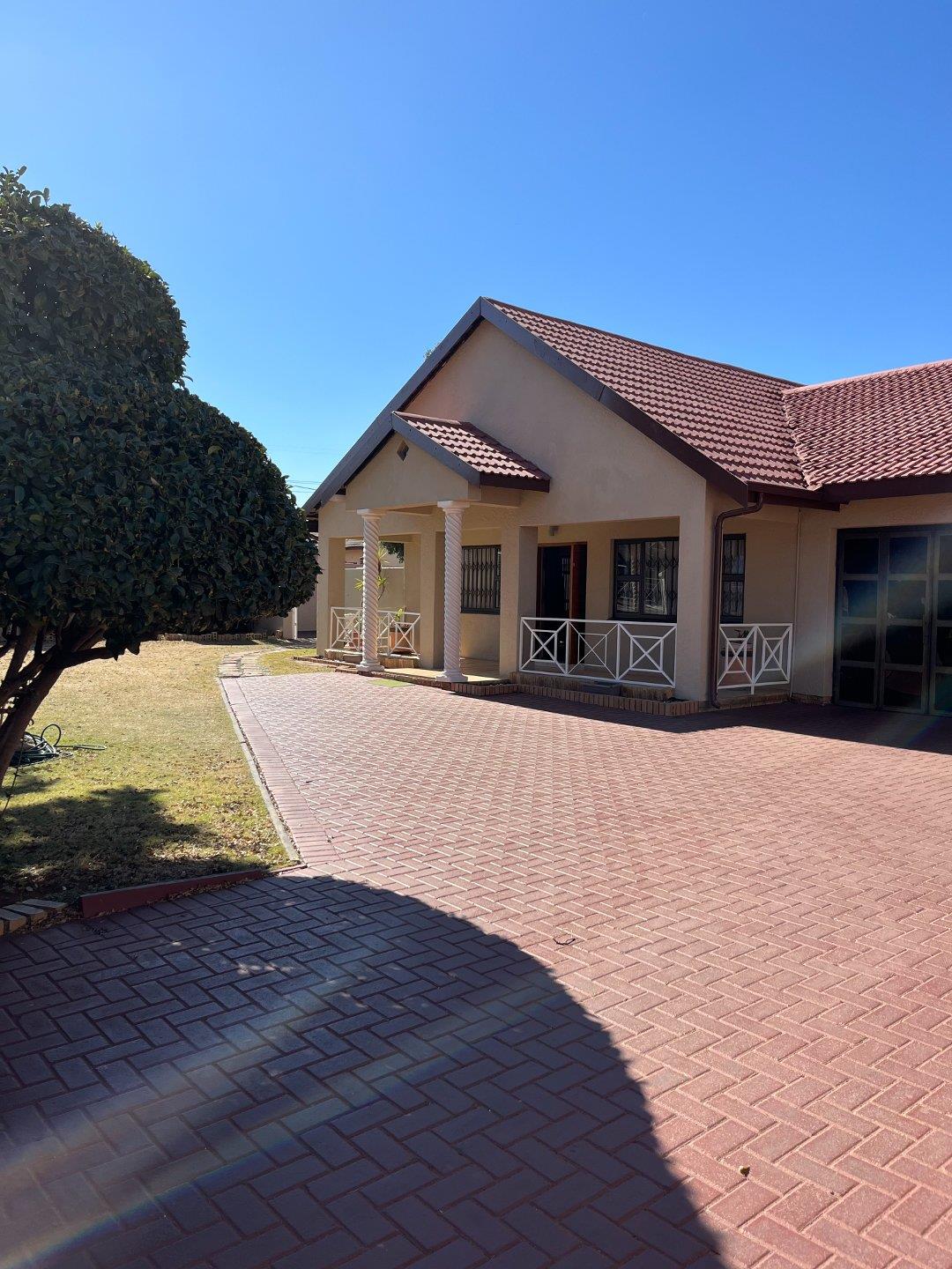 3 Bedroom House for sale in Witpoortjie P24114640679