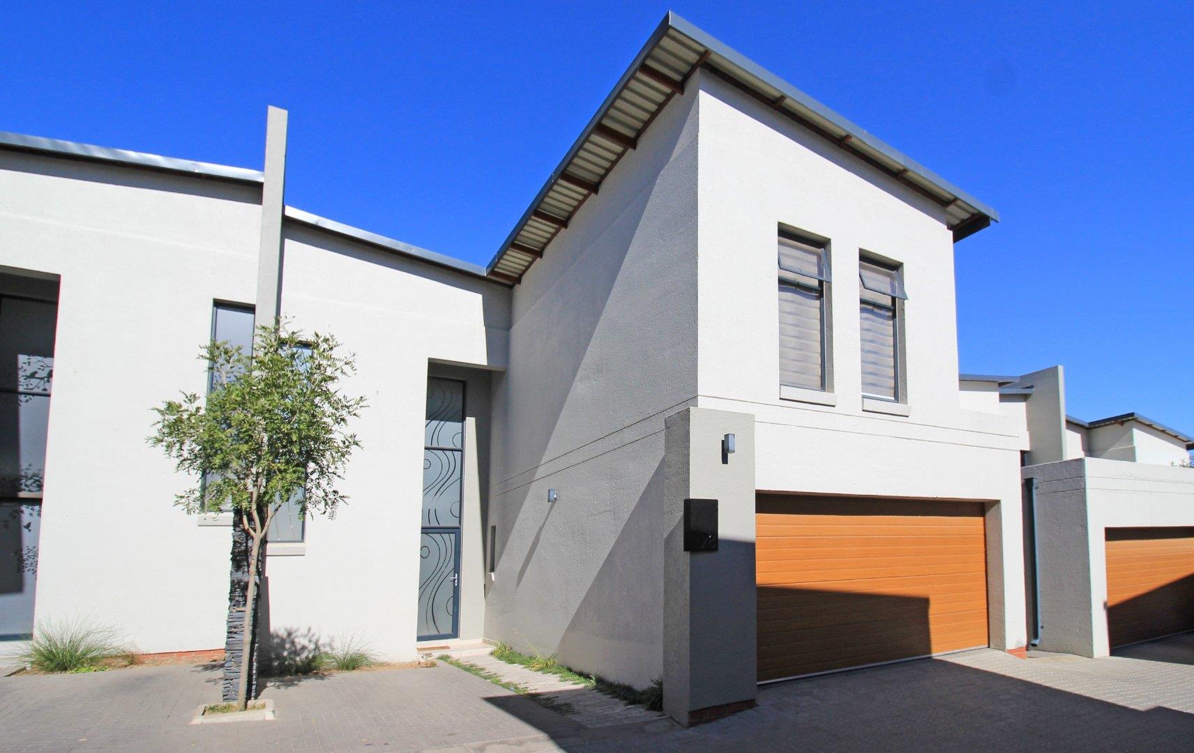 4 Bedroom House for sale in Crowthorne AH P24114640943