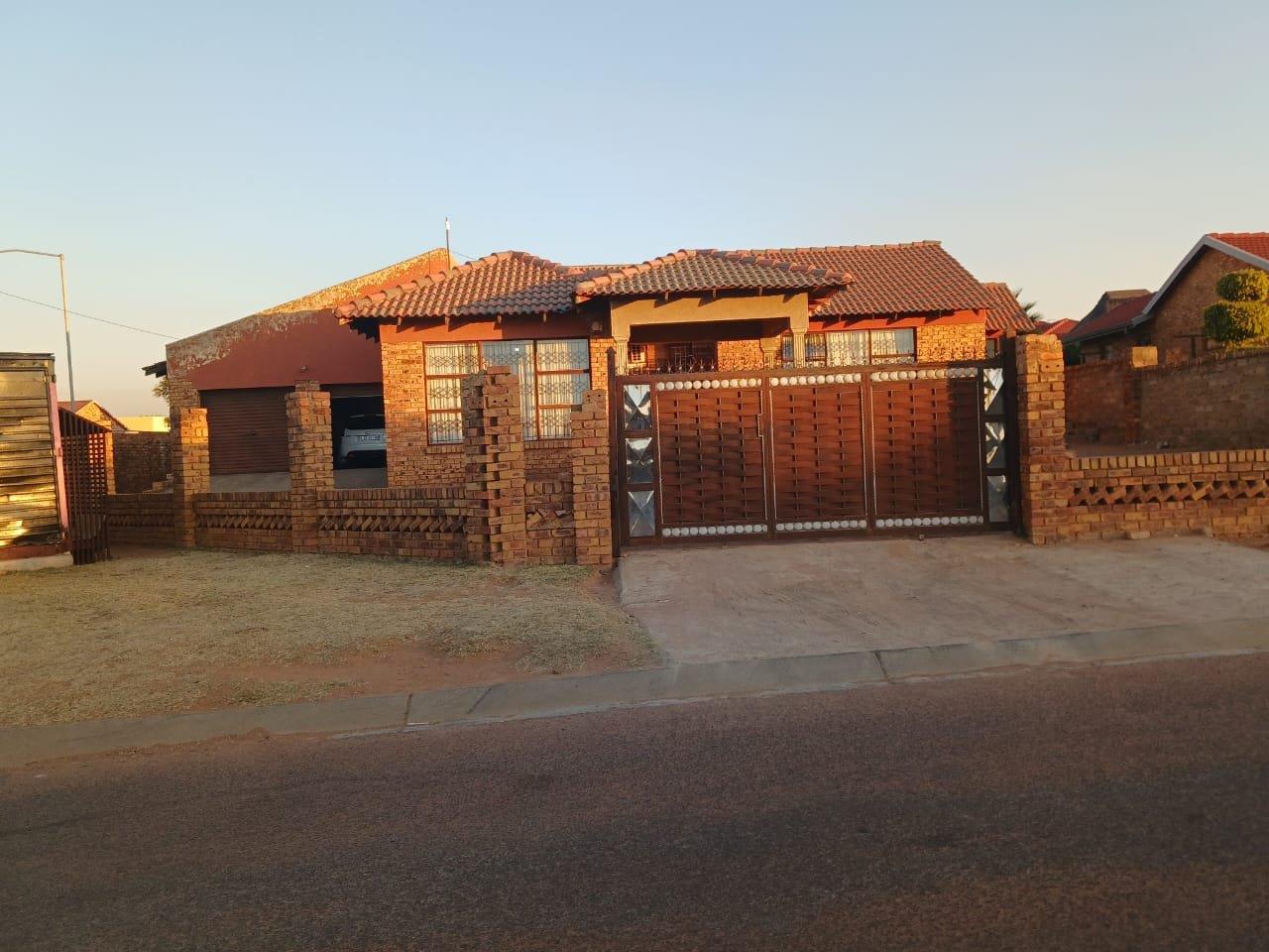 3 Bedroom House for sale in Kwamhlanga P24114641009