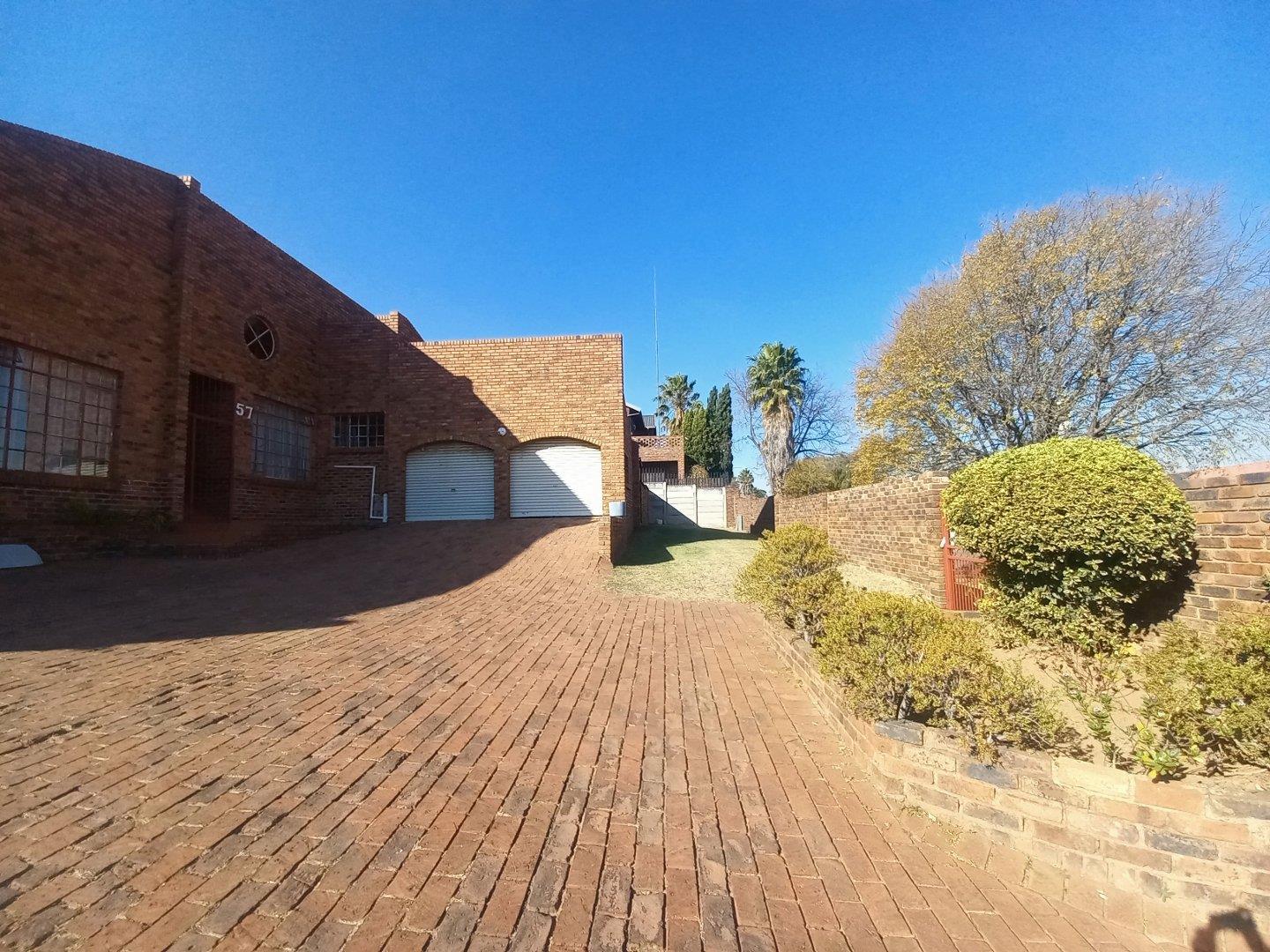 4 Bedroom House for sale in Winchester Hills P24114641031