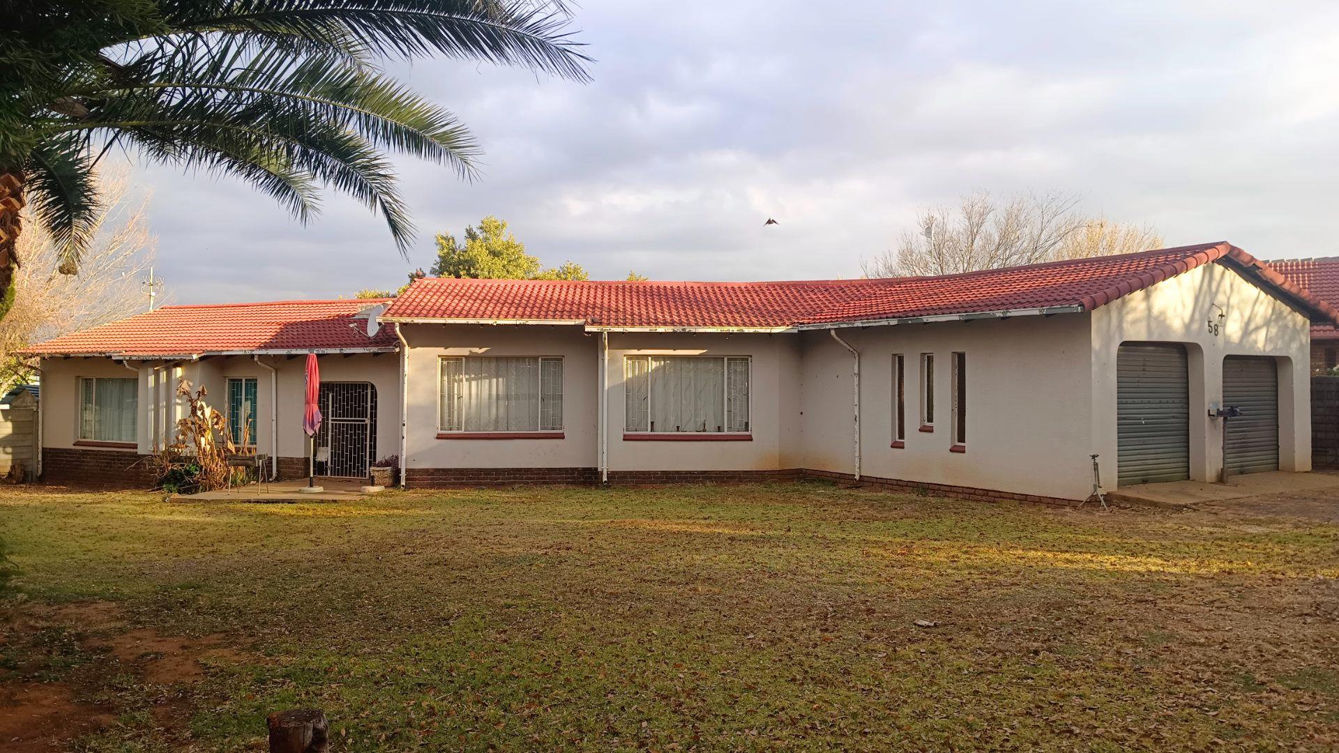 3 Bedroom House for sale in Bergsig P24114644028