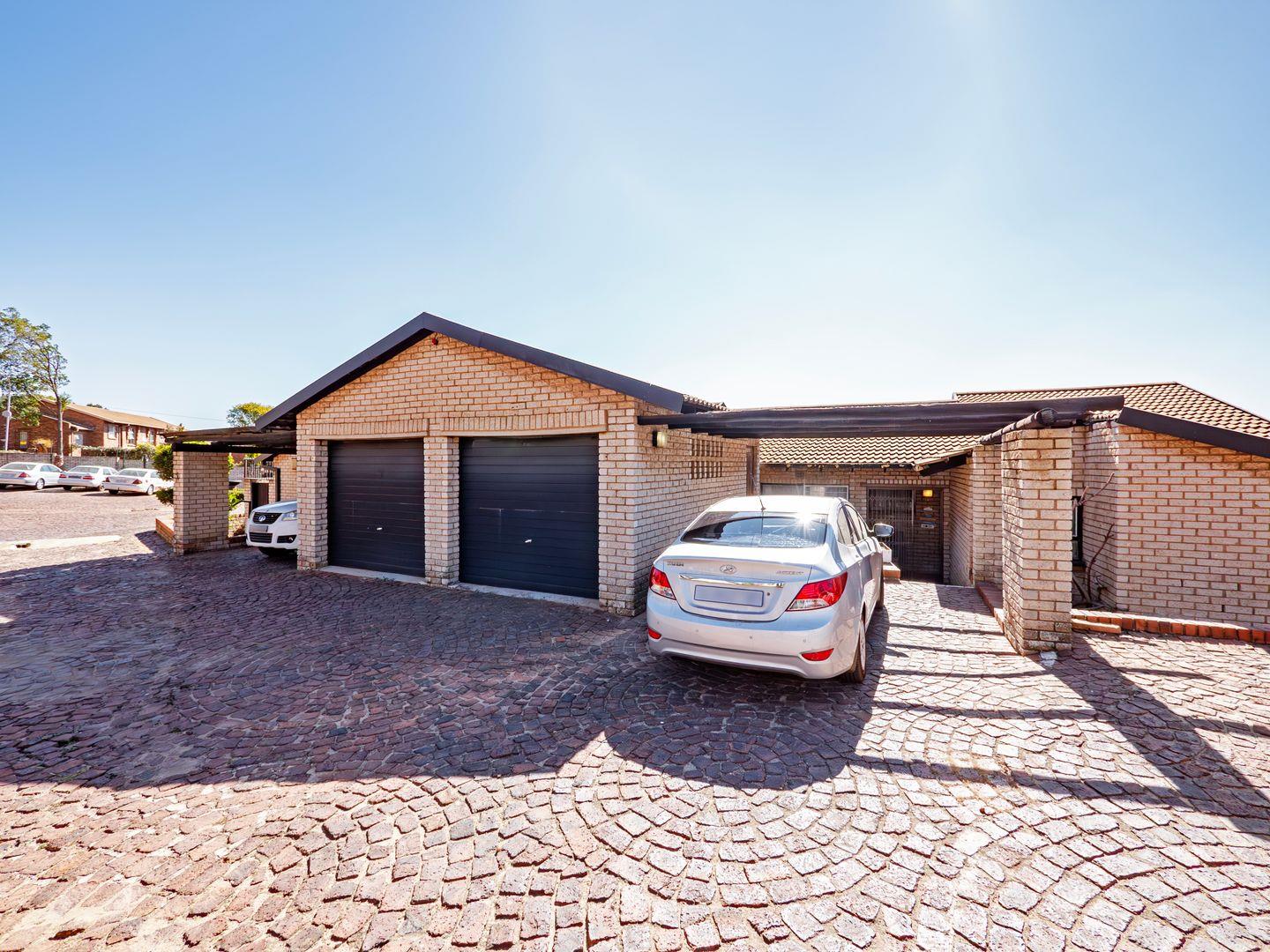 3 Bedroom Townhouse for sale in Corlett Gardens P24114644270