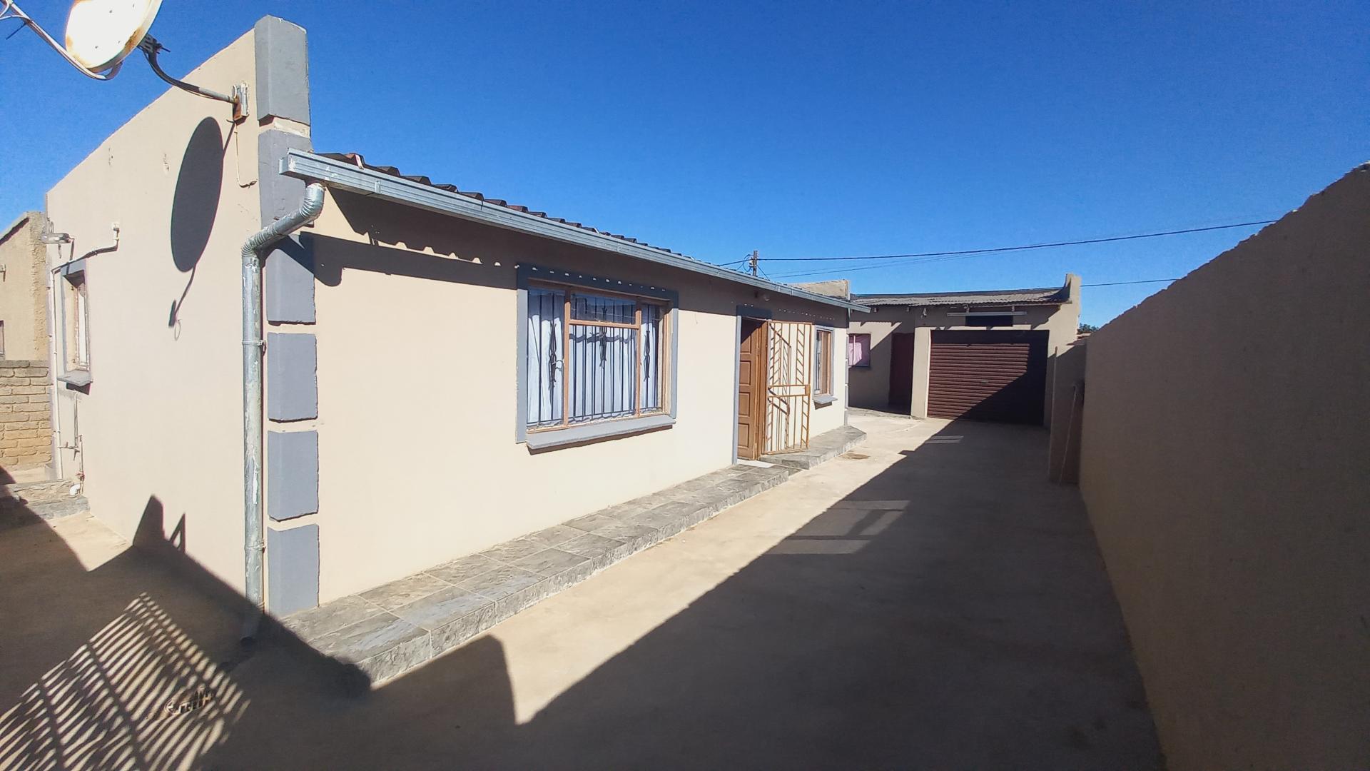 2 Bedroom House for sale in Orange Farm P24114645529