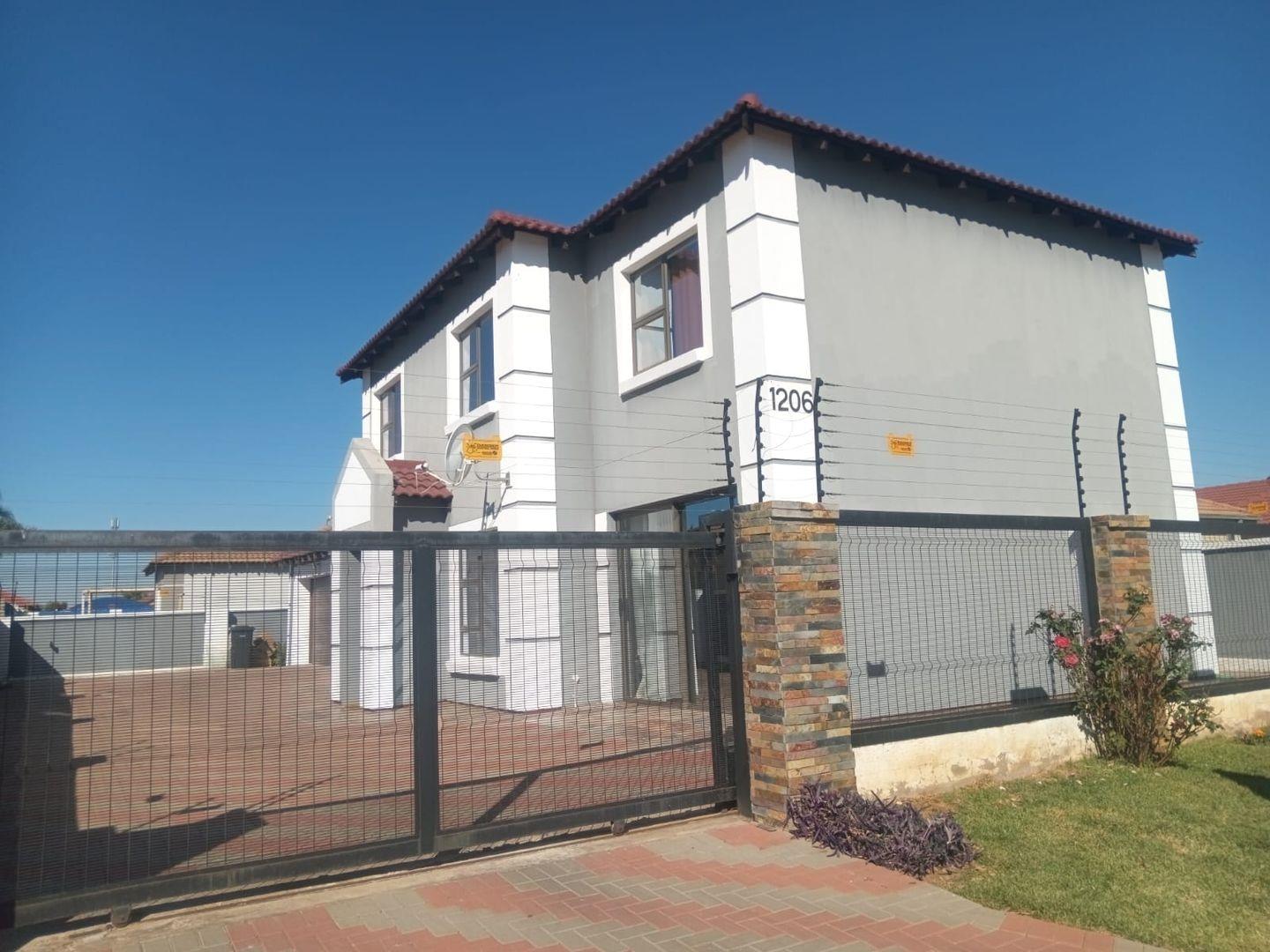 4 Bedroom House for sale in Rosslyn P24114645574