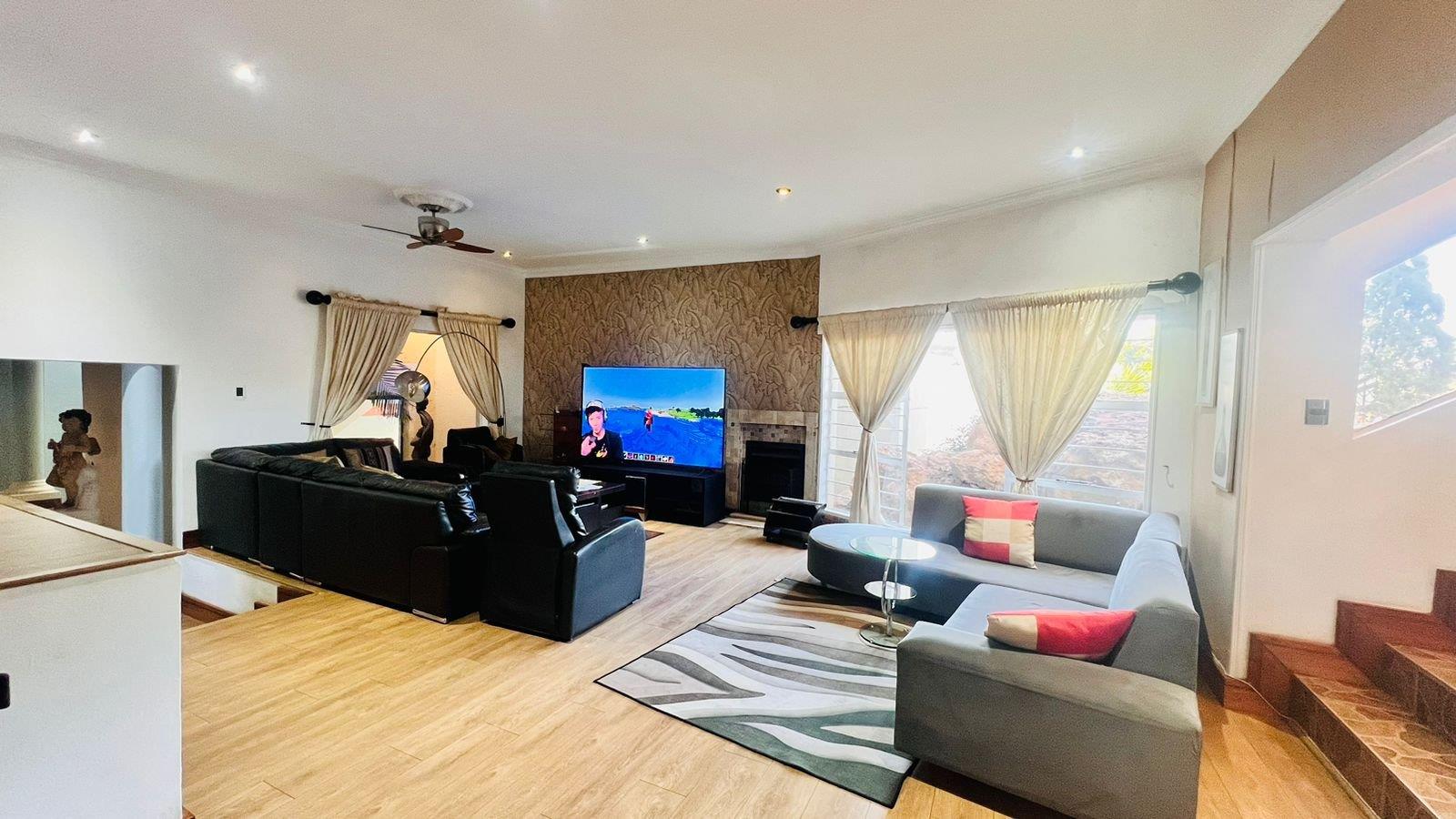 6 Bedroom House for sale in Oakdene P24114647908