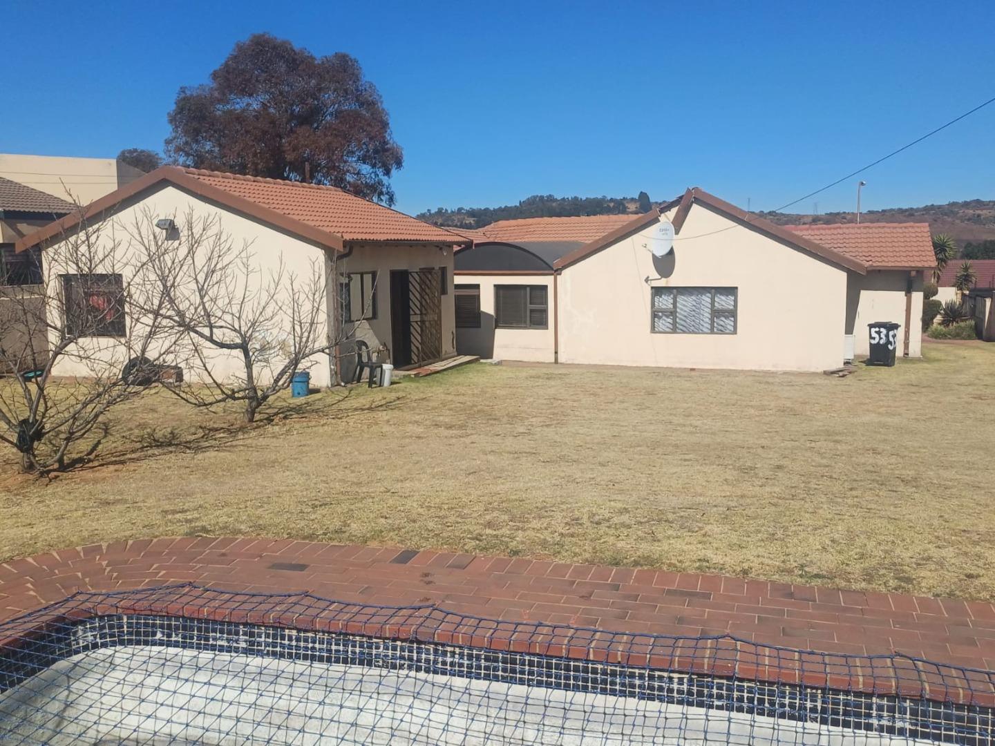 4 Bedroom House for sale in Meredale P24114648167