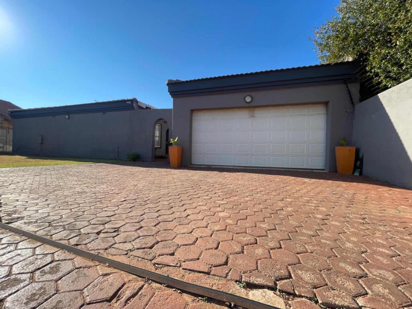 3 Bedroom House for sale in Witpoortjie 7d Oranje Street P24114649638