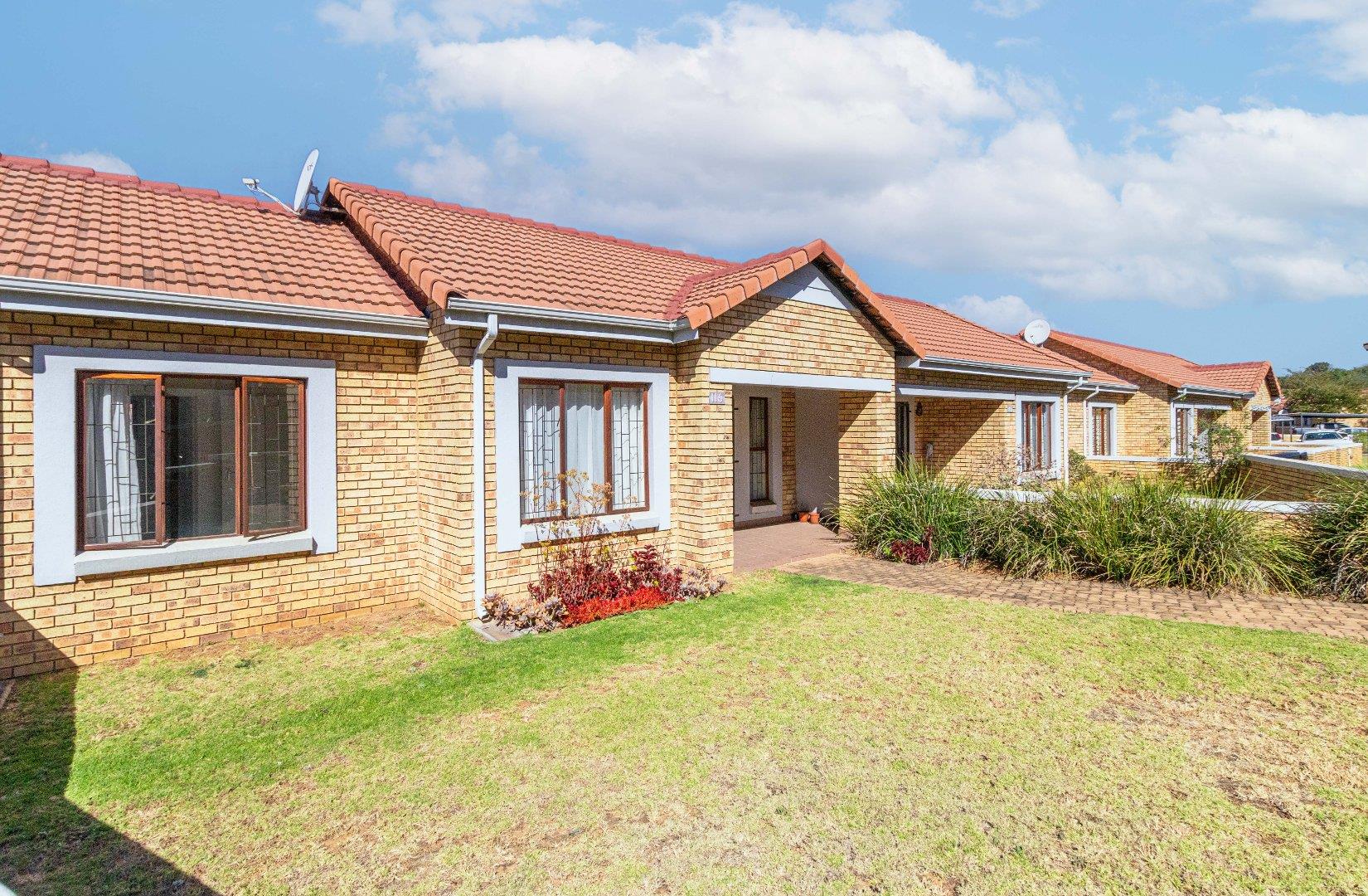 2 Bedroom Townhouse for sale in Randpark Ridge P24114650546