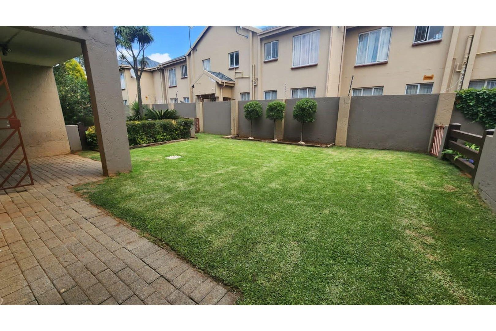 2 Bedroom Apartment / flat for sale in Lakefield P24114650643