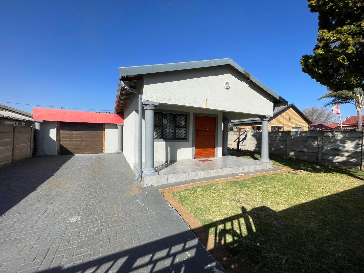 4 Bedroom House for sale in Fernwood P24114650883