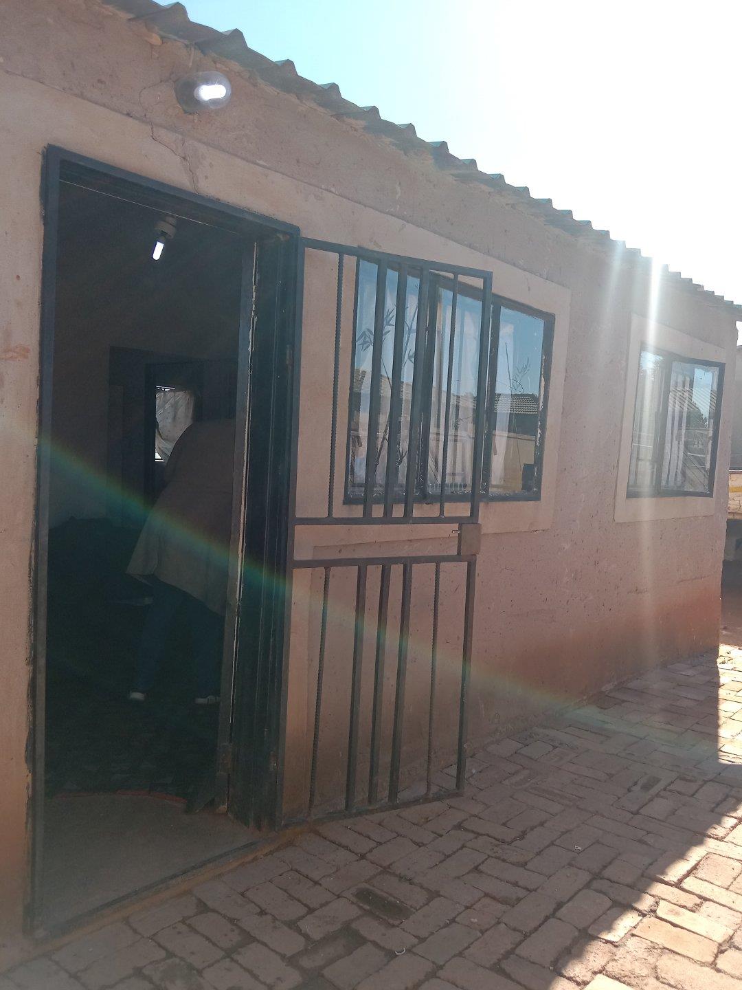 2 Bedroom House for sale in Orange Farm P24114651680