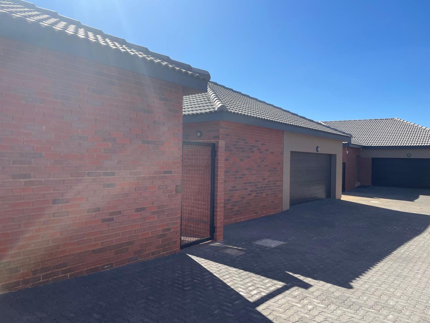 4 Bedroom House for sale in New Redruth P24114653808