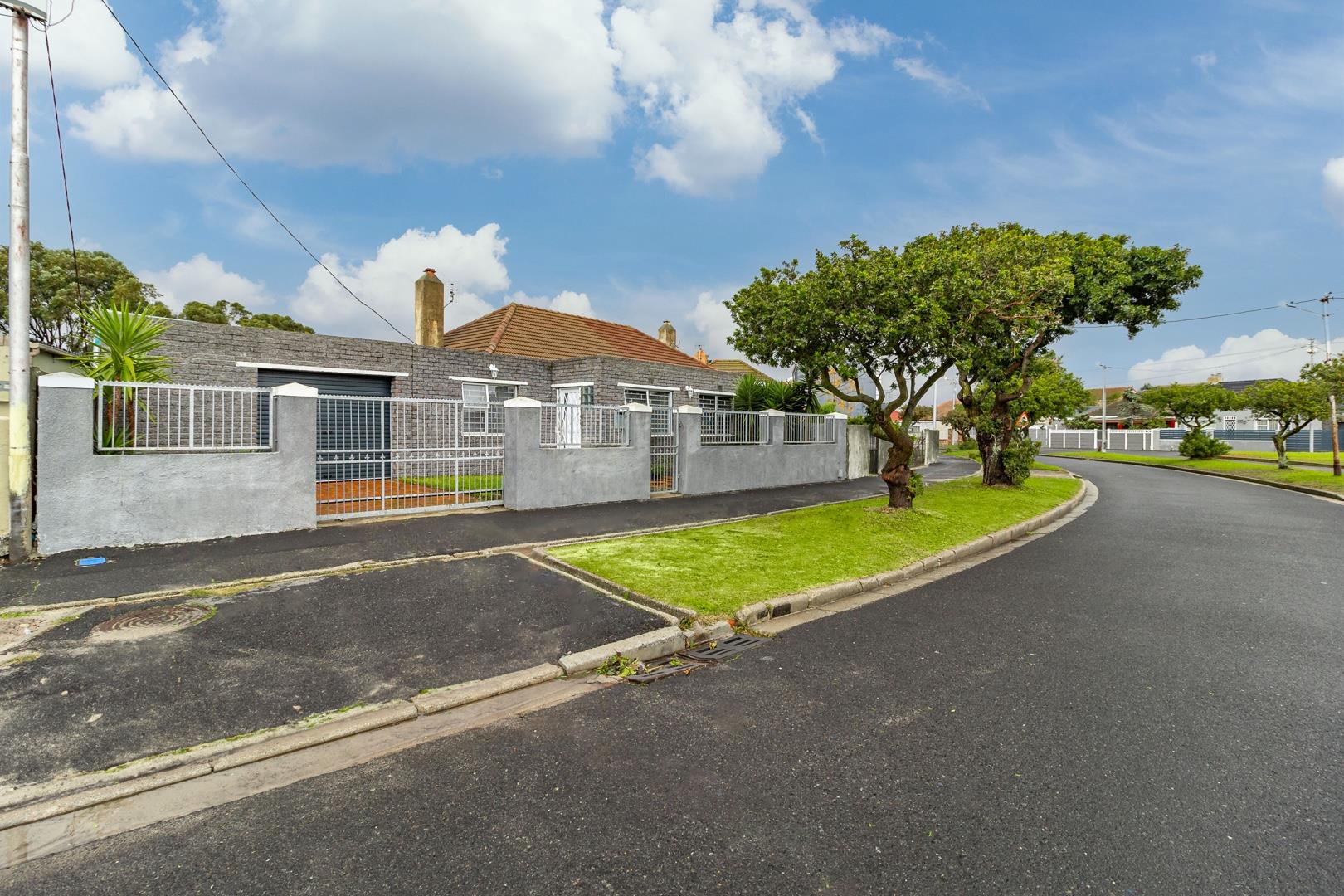 3 Bedroom House for sale in Athlone P24114654246