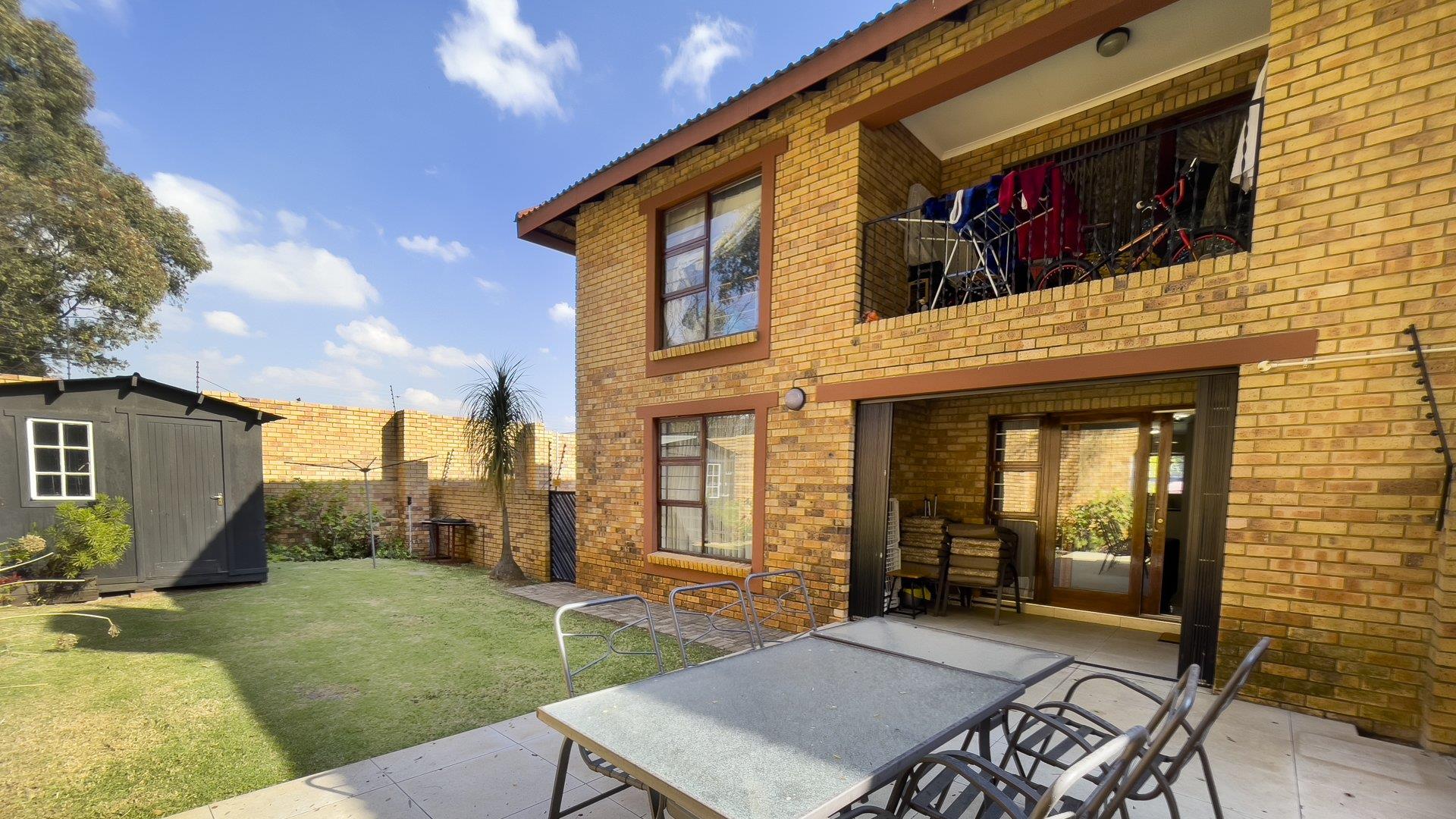 2 Bedroom Townhouse for sale in Bedfordview 118 Boeing Road P24