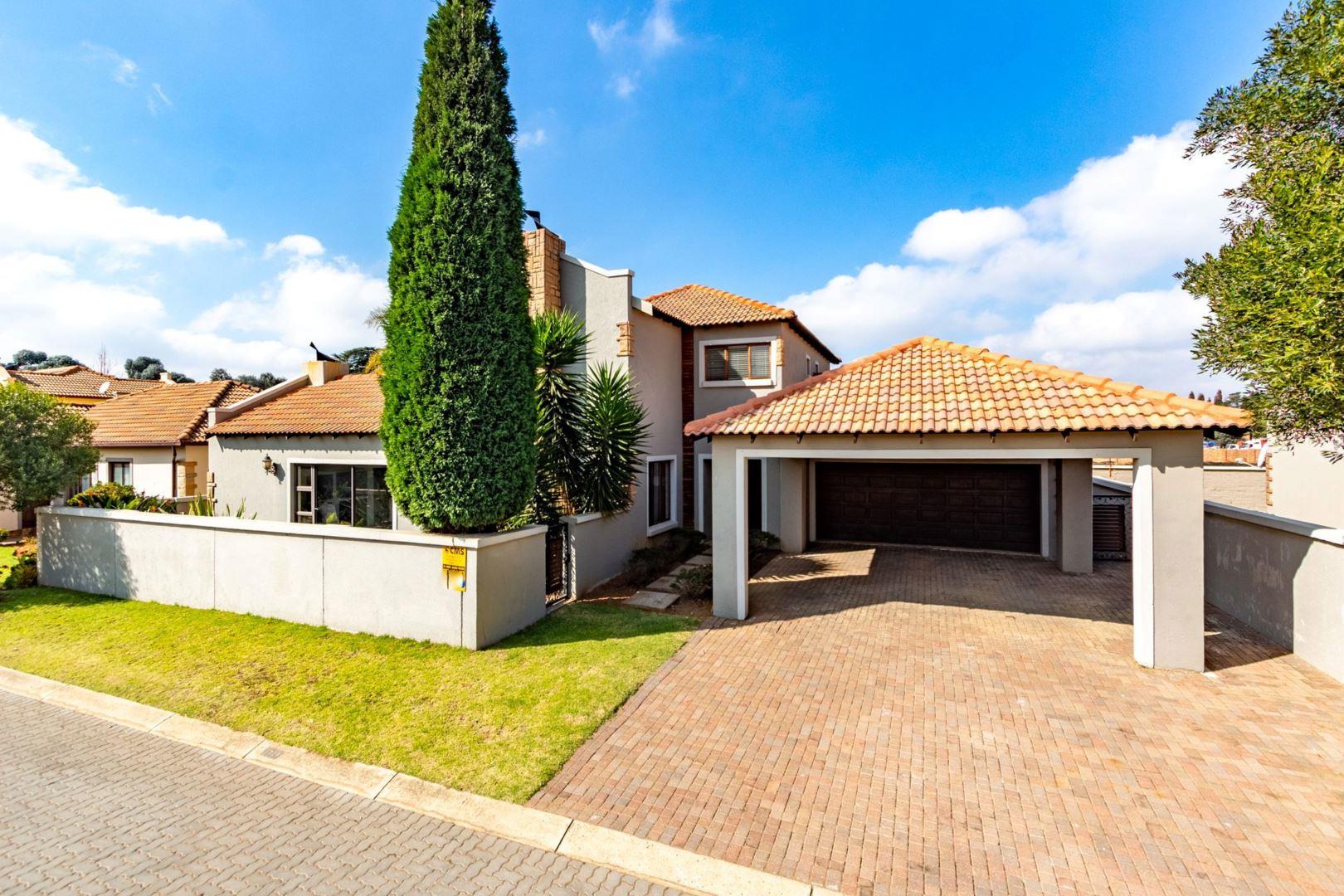 3 Bedroom House for sale in Bonaero Park P24114654711