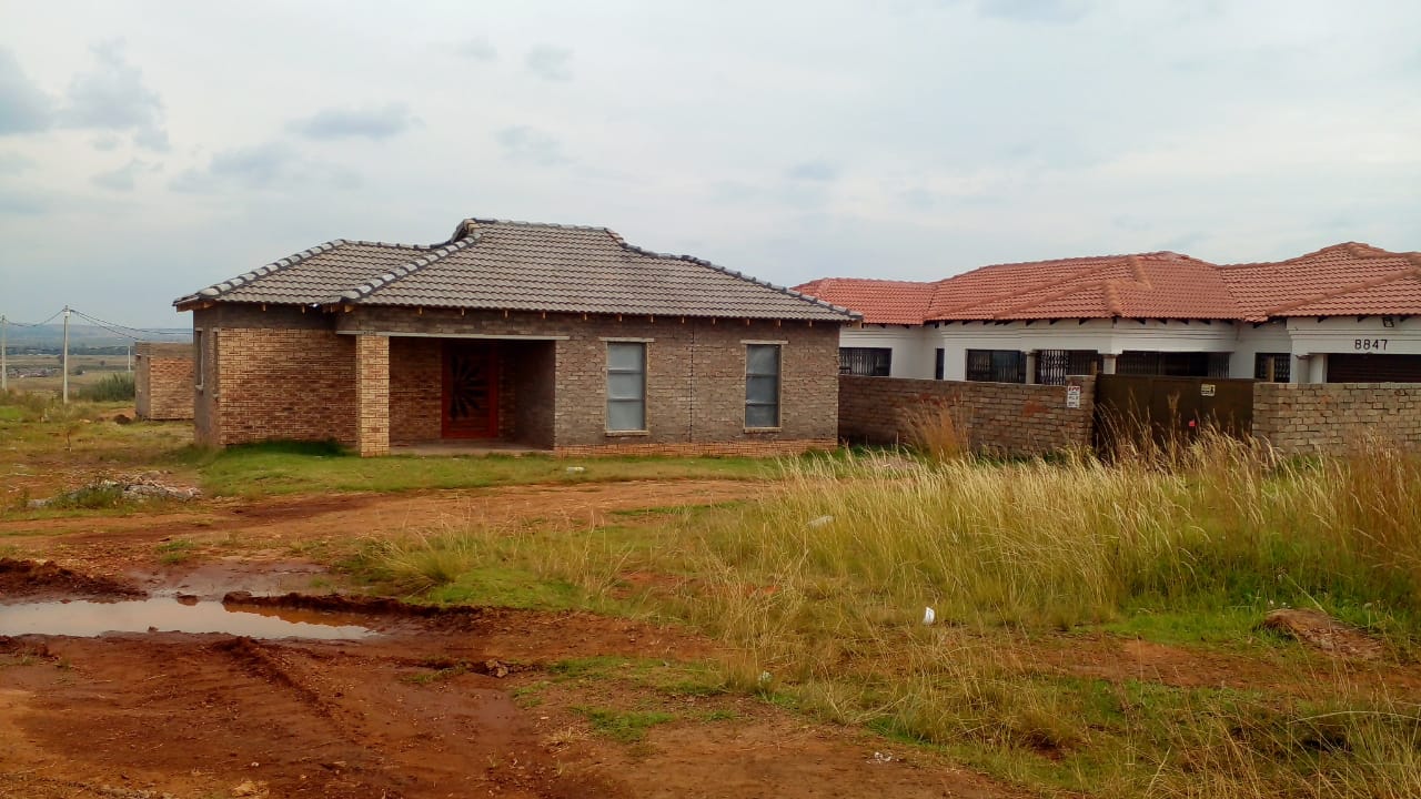 3 Bedroom House for sale in Mohlakeng P24114656156