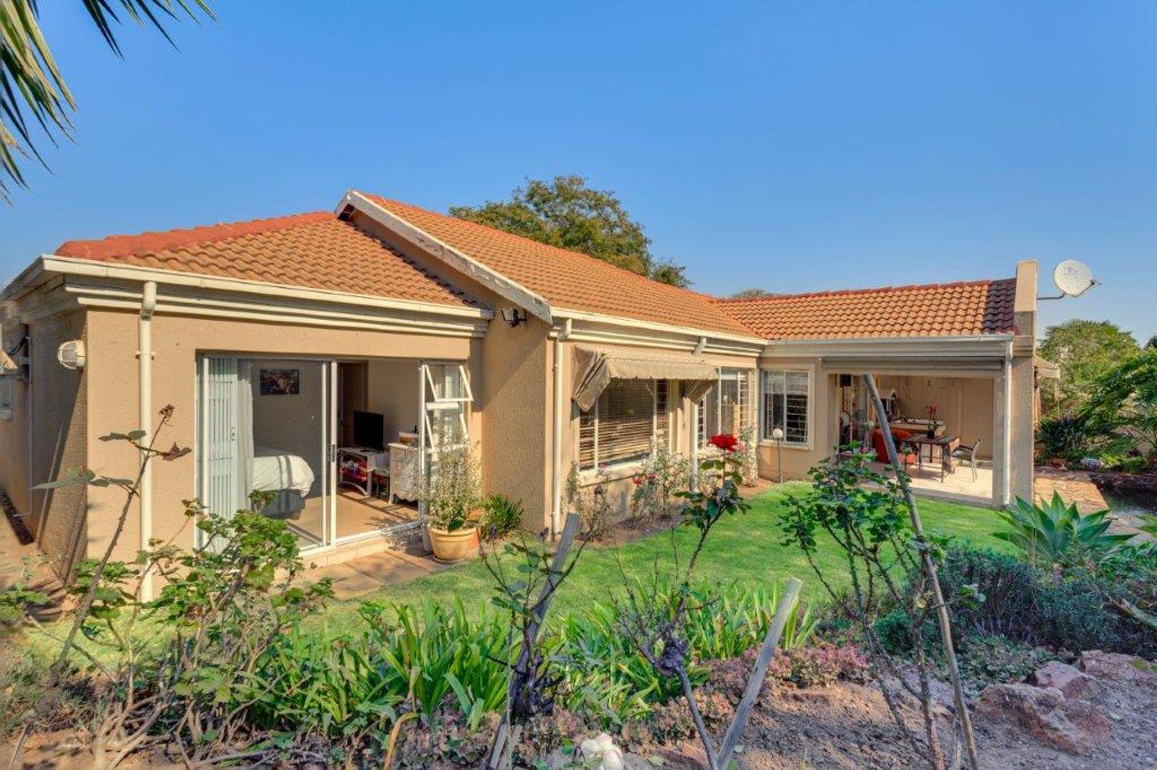 3 Bedroom House for sale in Douglasdale P24114633055