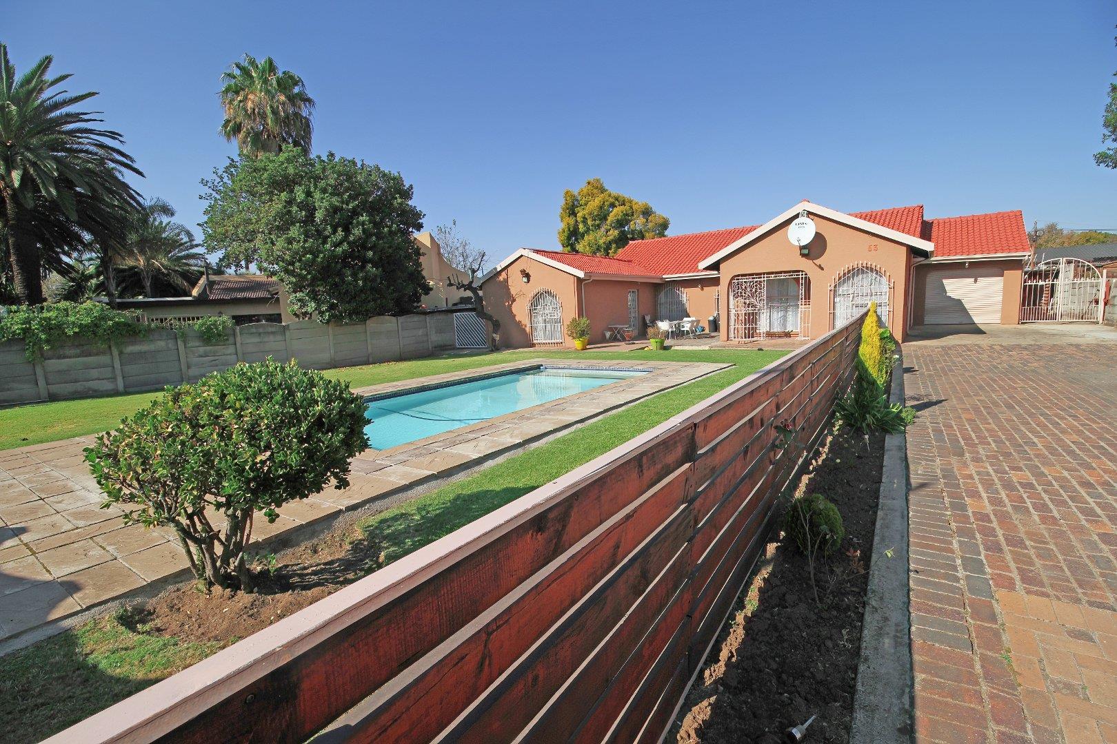 4 Bedroom House for sale in Raceview P24114663131