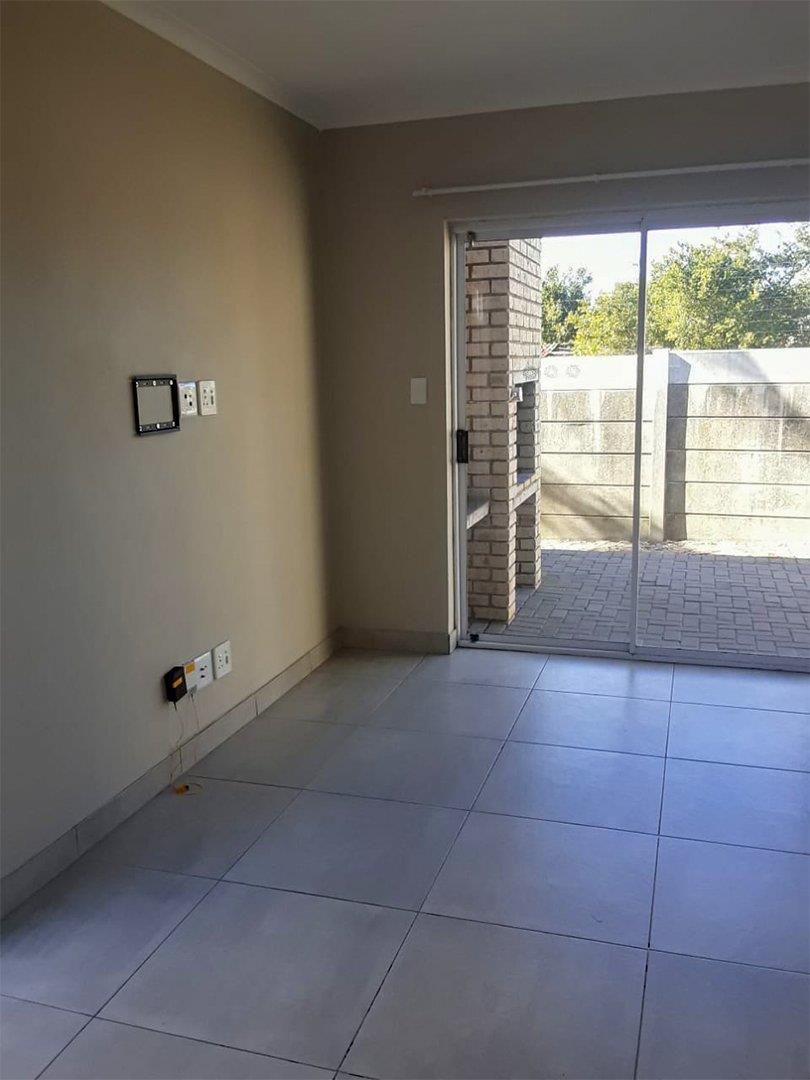 2 Bedroom House to rent in Charlo P24114663620