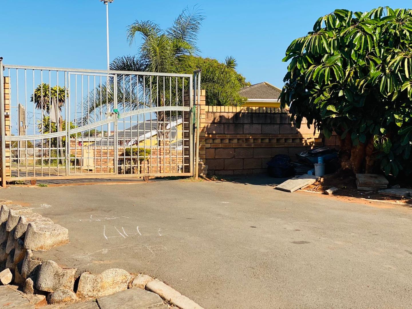 3 Bedroom House for sale in Lamontville P24114665032